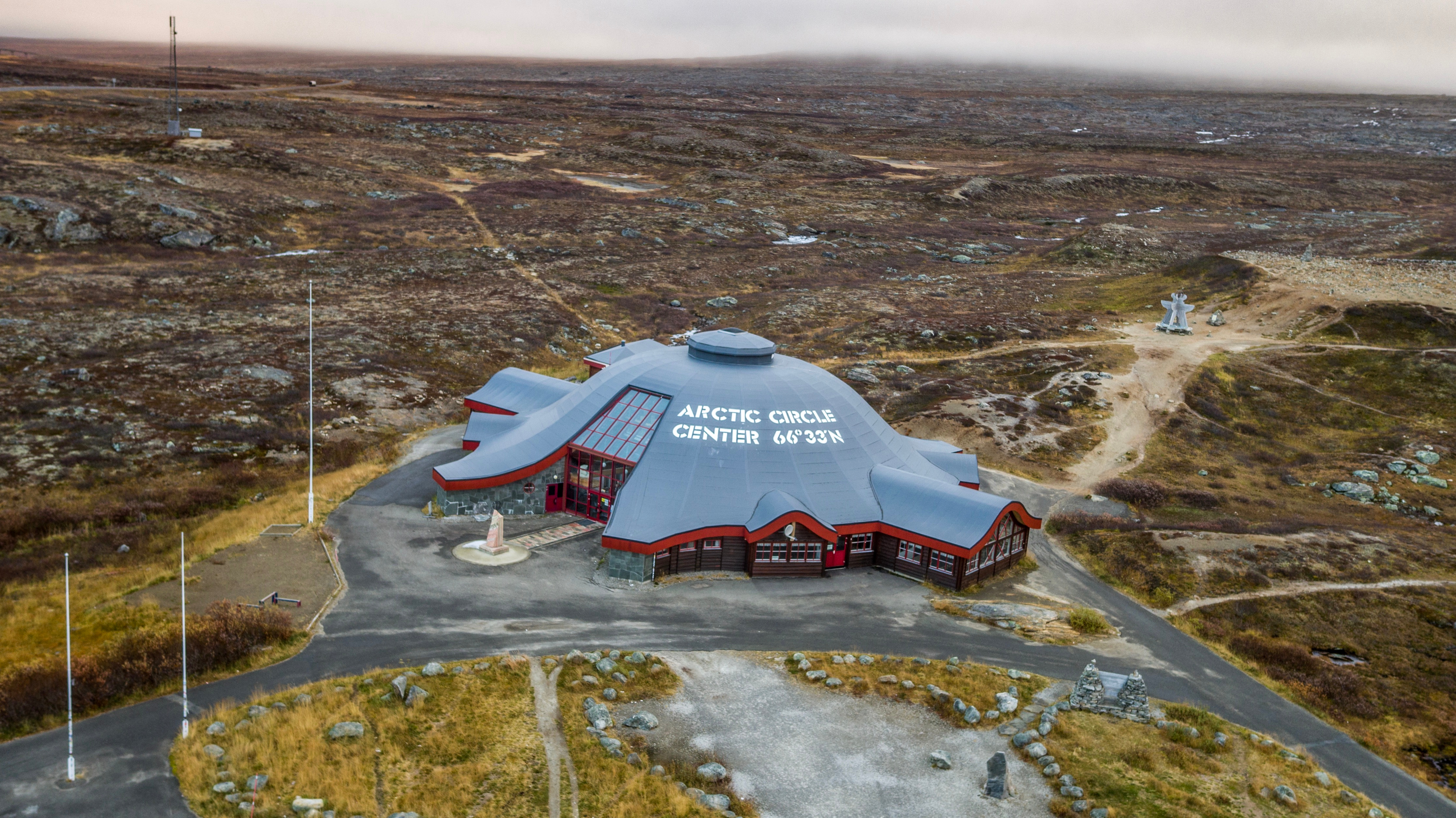 Drone-billede af Arctic Circle Center i Norge ved 66°33'N, en unik bygning på den norske polarcirkel omgivet af tundra