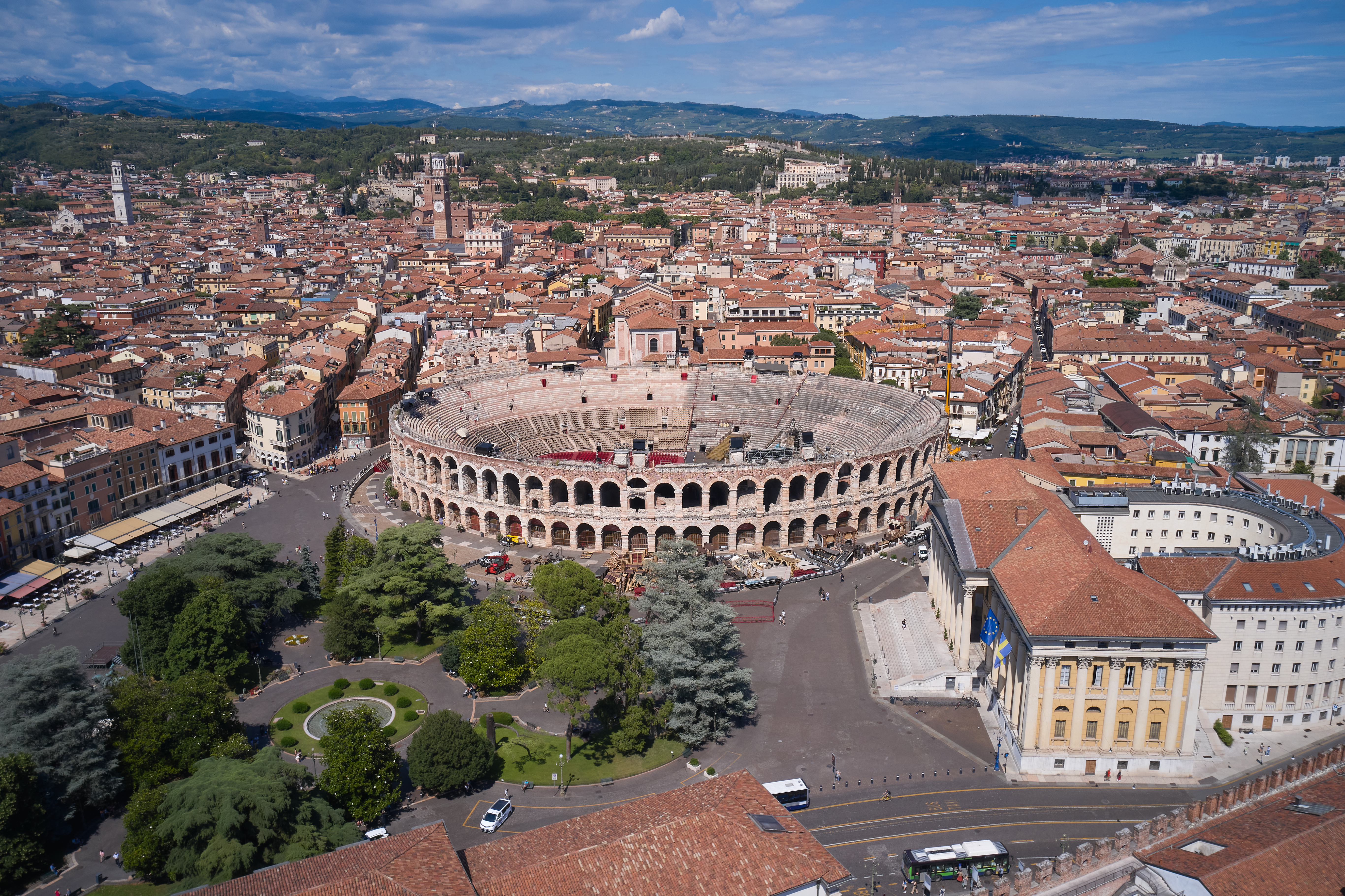 Imponerende luftfoto over Arena di Verona og byens historiske centrum med røde tagtegl i Verona, Italien