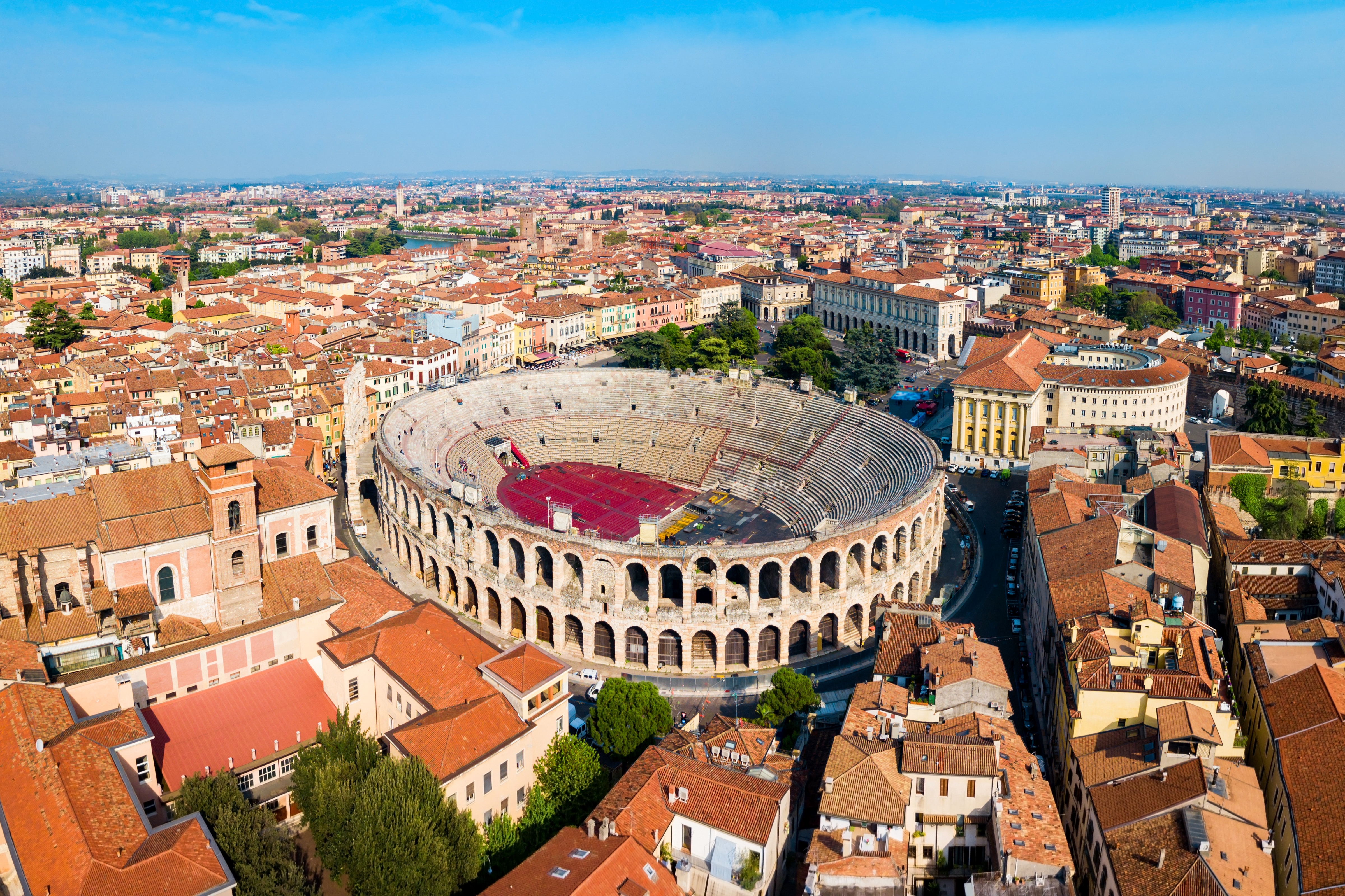 Imponerende luftfoto af Arena di Verona, det velbevarede romerske amfiteater i hjertet af Verona, Italien