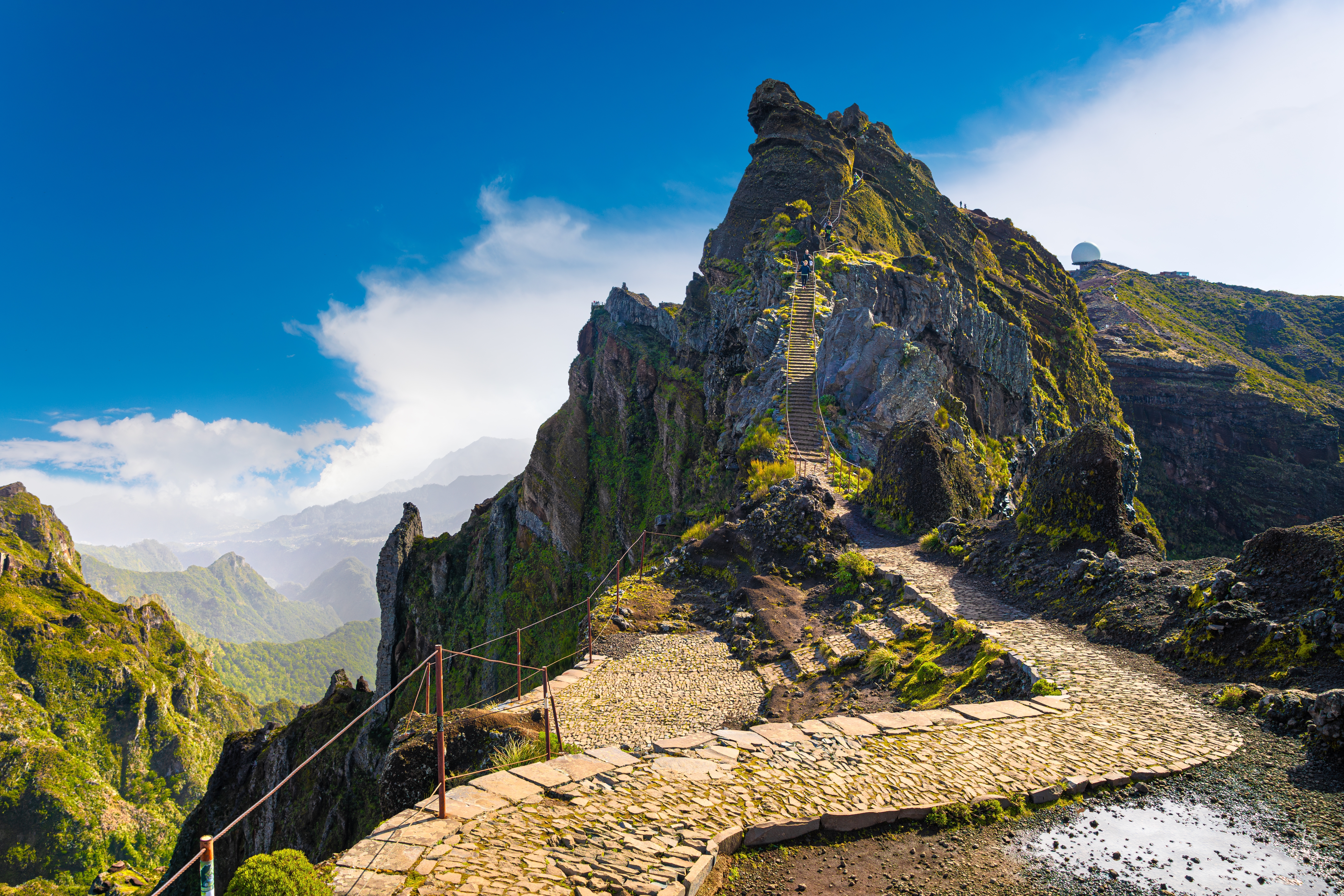 Stenbelagt vandresti gennem dramatisk bjerglandskab på Pico do Arieiro Madeira