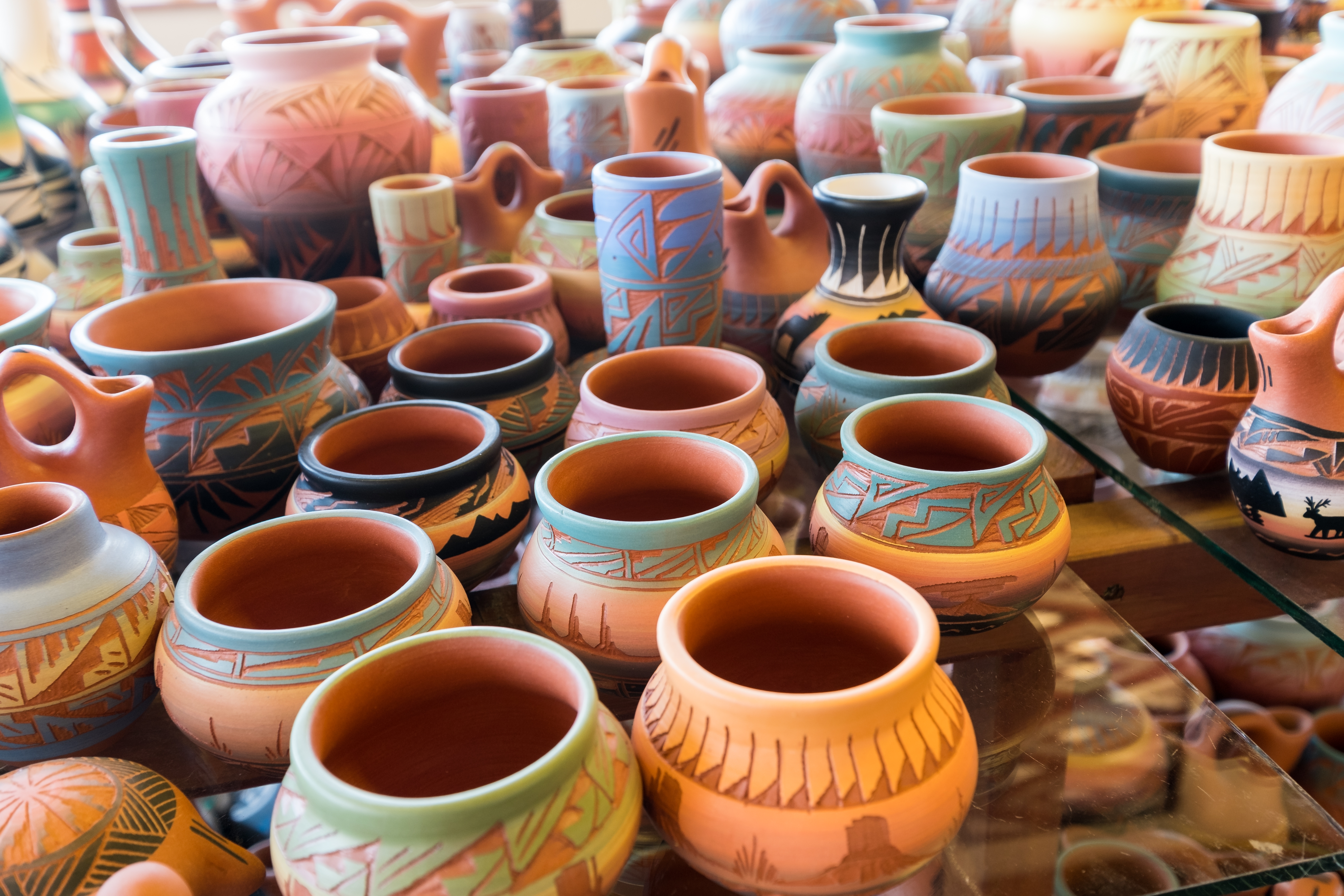 Traditionel indianer potteri og keramik fra Arizona med geometriske mønstre