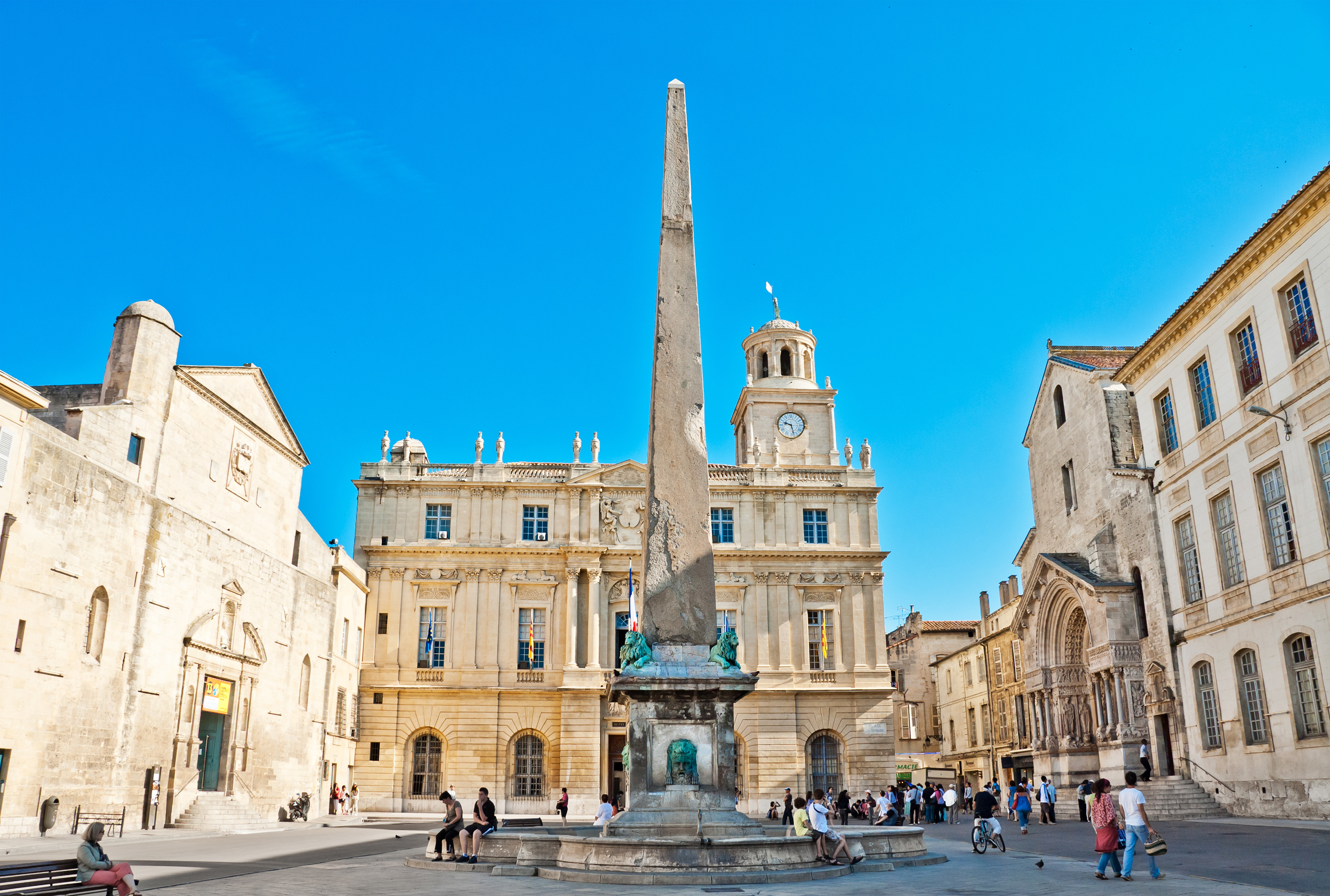 Det charmerende historiske torv Place de la République i Arles, Provence, med obelisk, springvand og klassisk arkitektur