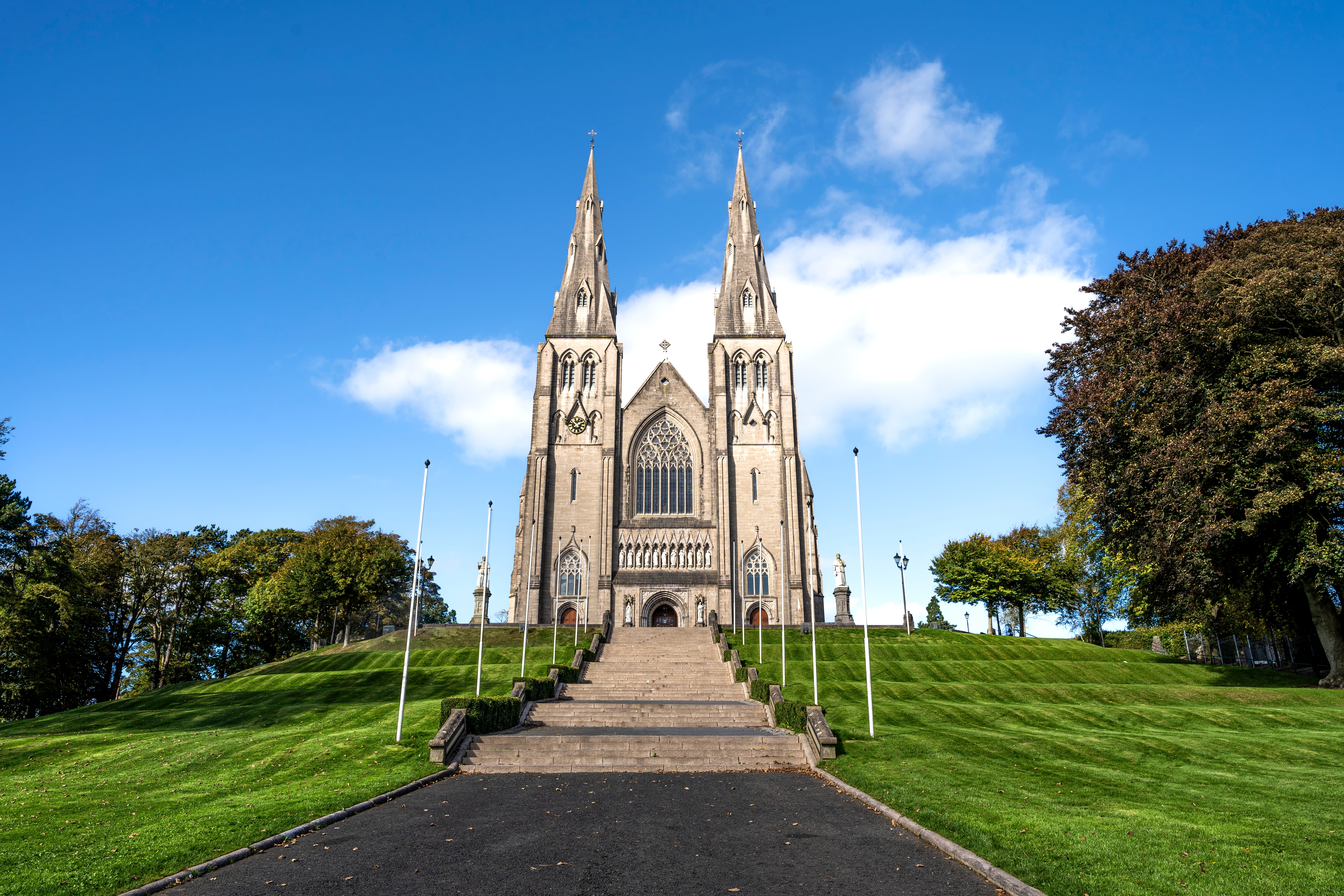St. Patrick's Katedralen i Armagh - religiøst og historisk vartegn i Nordirland med imponerende arkitektur og kulturel betydning