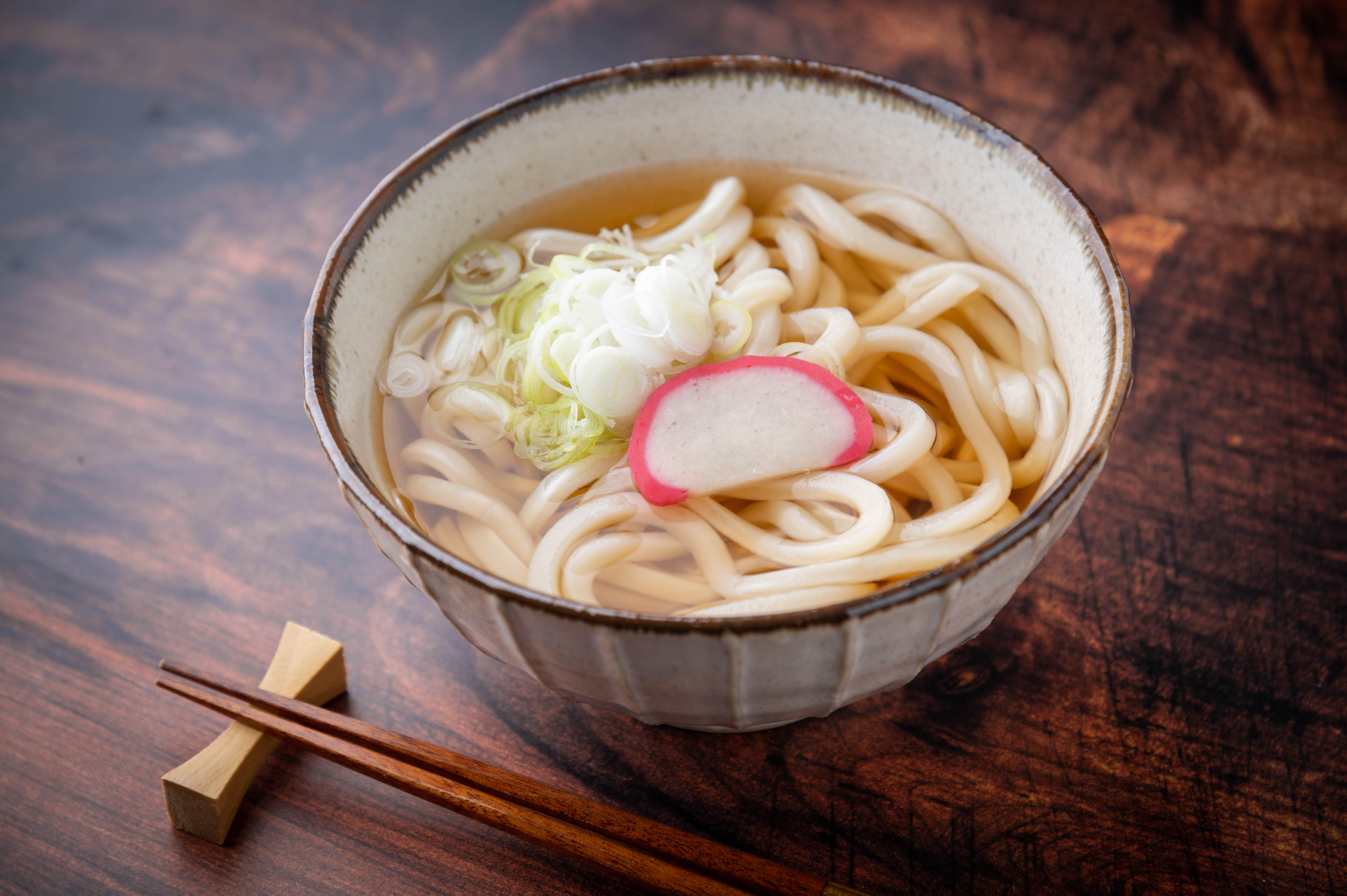Laekkер asiatisk udon nudelsuppe serveret i traditionel japansk stil