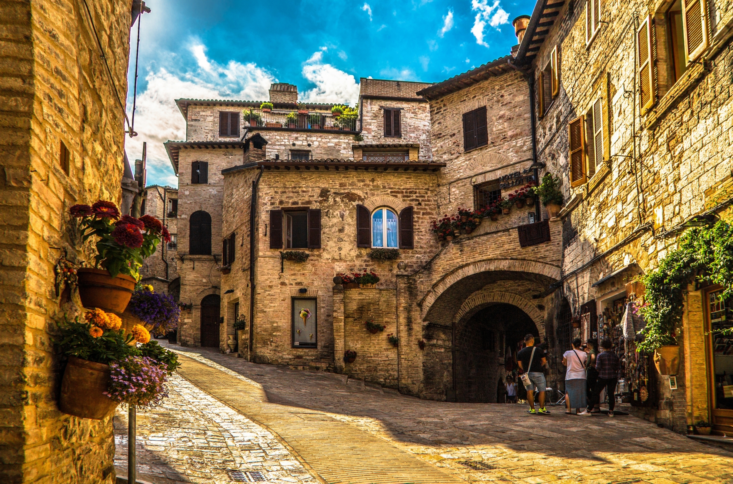 Turistoplevelse i Assisis middelalderlige gader med autentisk italiensk arkitektur