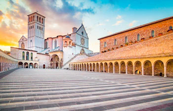 Franciskanerklosteret i Assisi med basilika og middelalderlige buegange i det gyldne lys