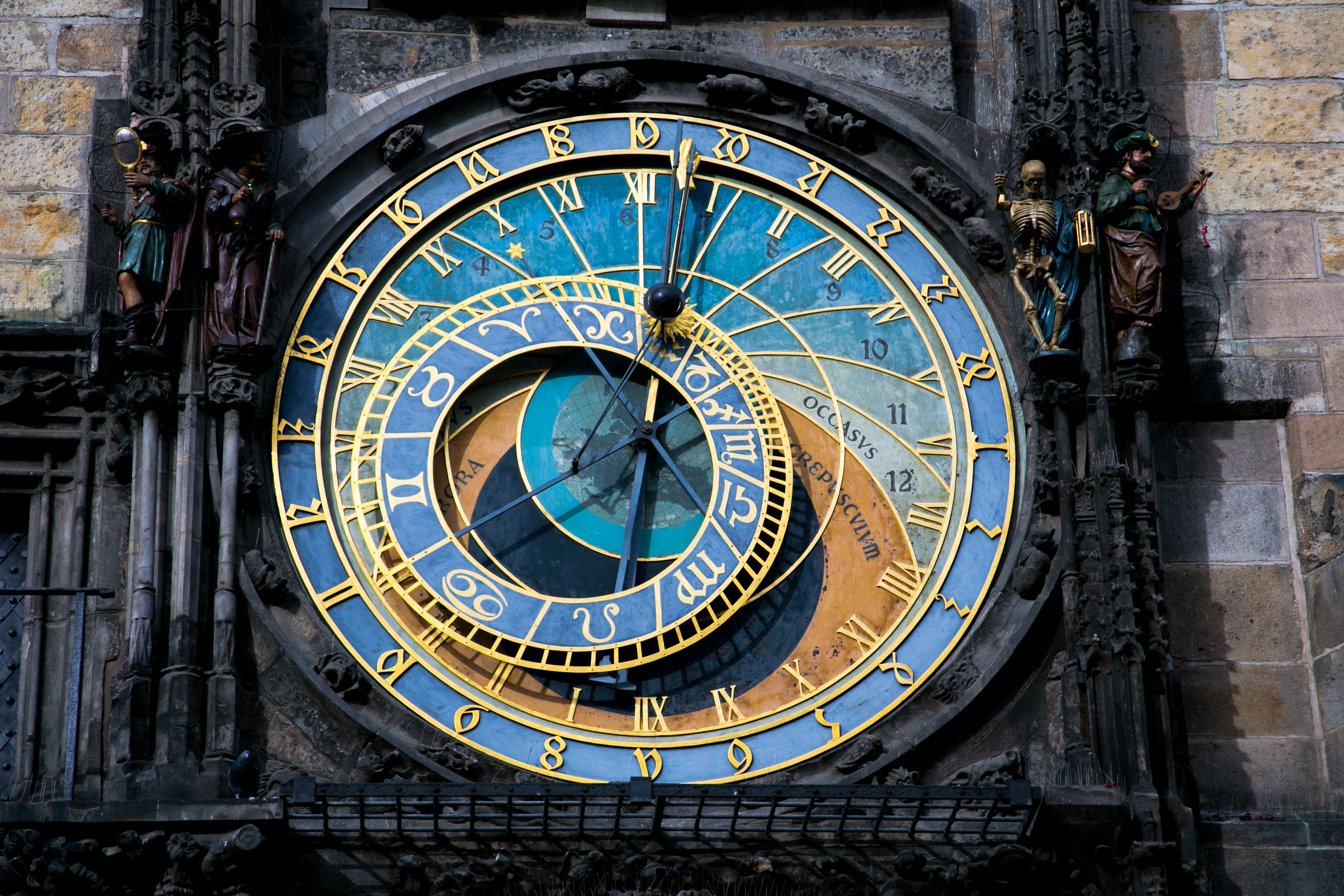 Prags verdensberømte astronomiske ur med kompleks urskive og zodiak-symboler i Gamlebyen