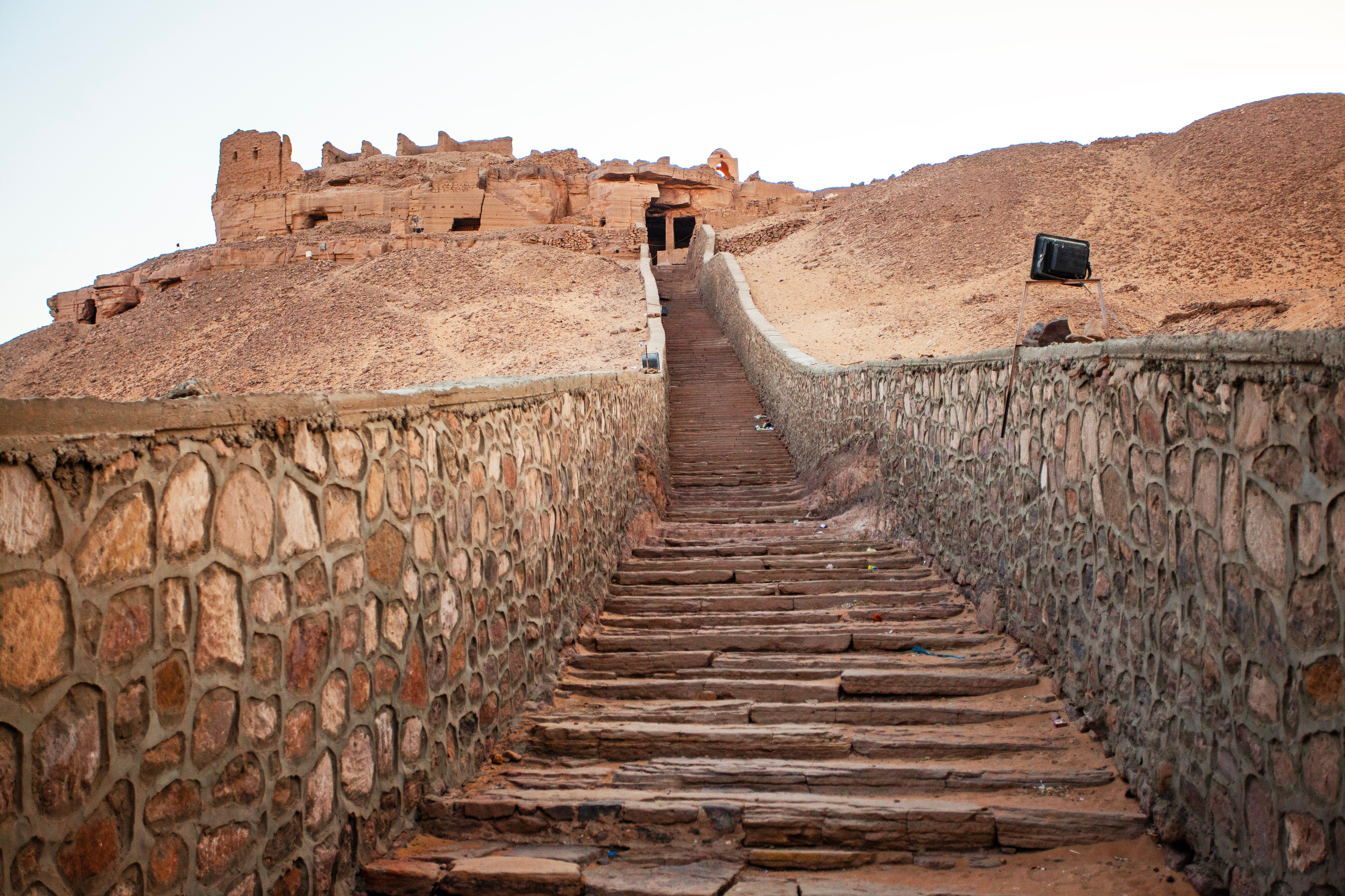 Stentrapper til de adelige grave fra det gamle og mellemste kongerige ved Qubbet el-Hawa i Aswan
