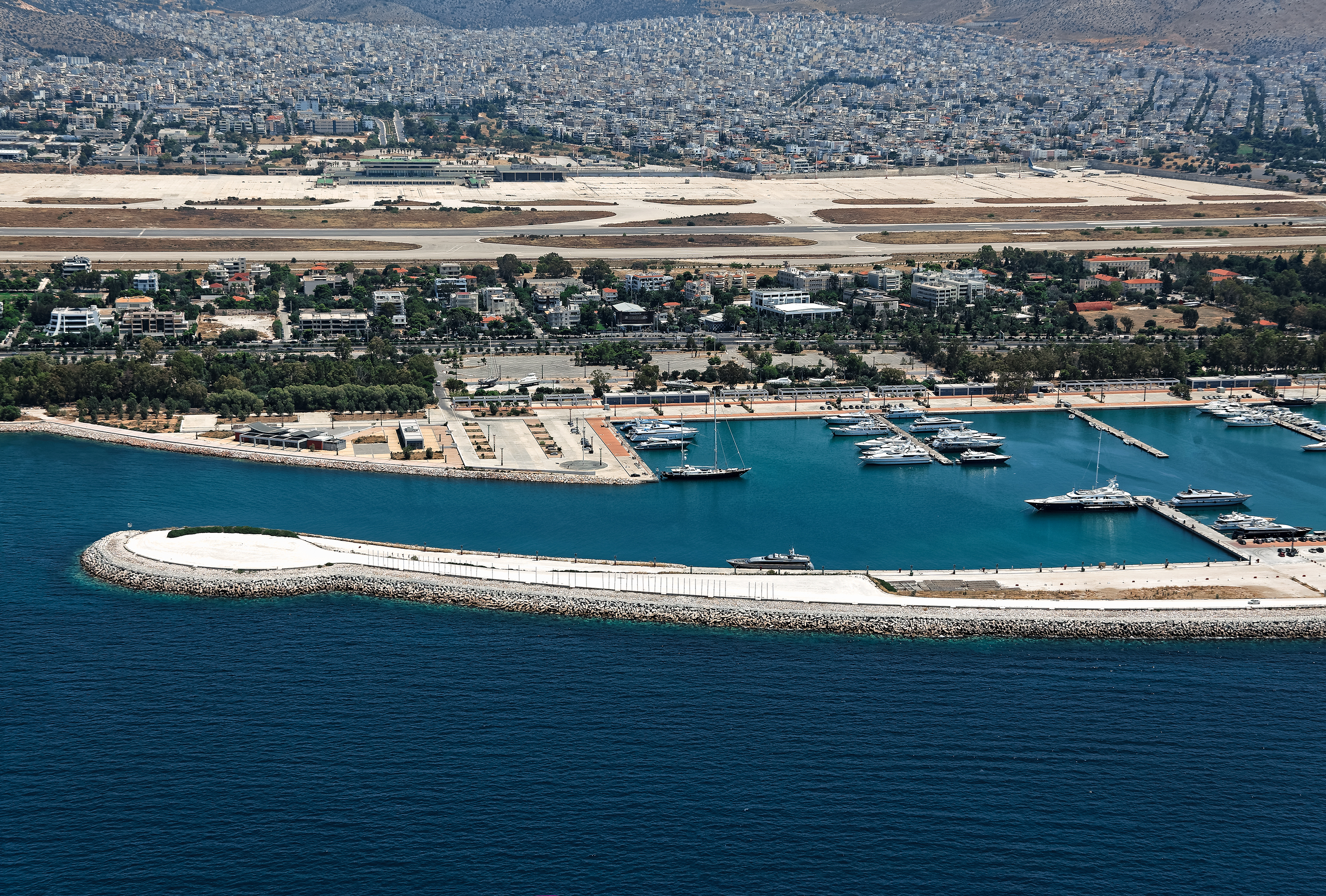 Fugleperspektiv over Agios Kosmas lystbådehavn og det nedlagte Elliniko lufthavn i Athen, Grækenland, med det blå Middelhav