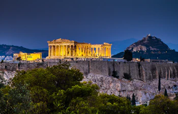 Smukt oplyst Parthenon på Akropolis i Athen fotograferet ved tusmørke mod en dyb blå nattehimmel, Grækenland