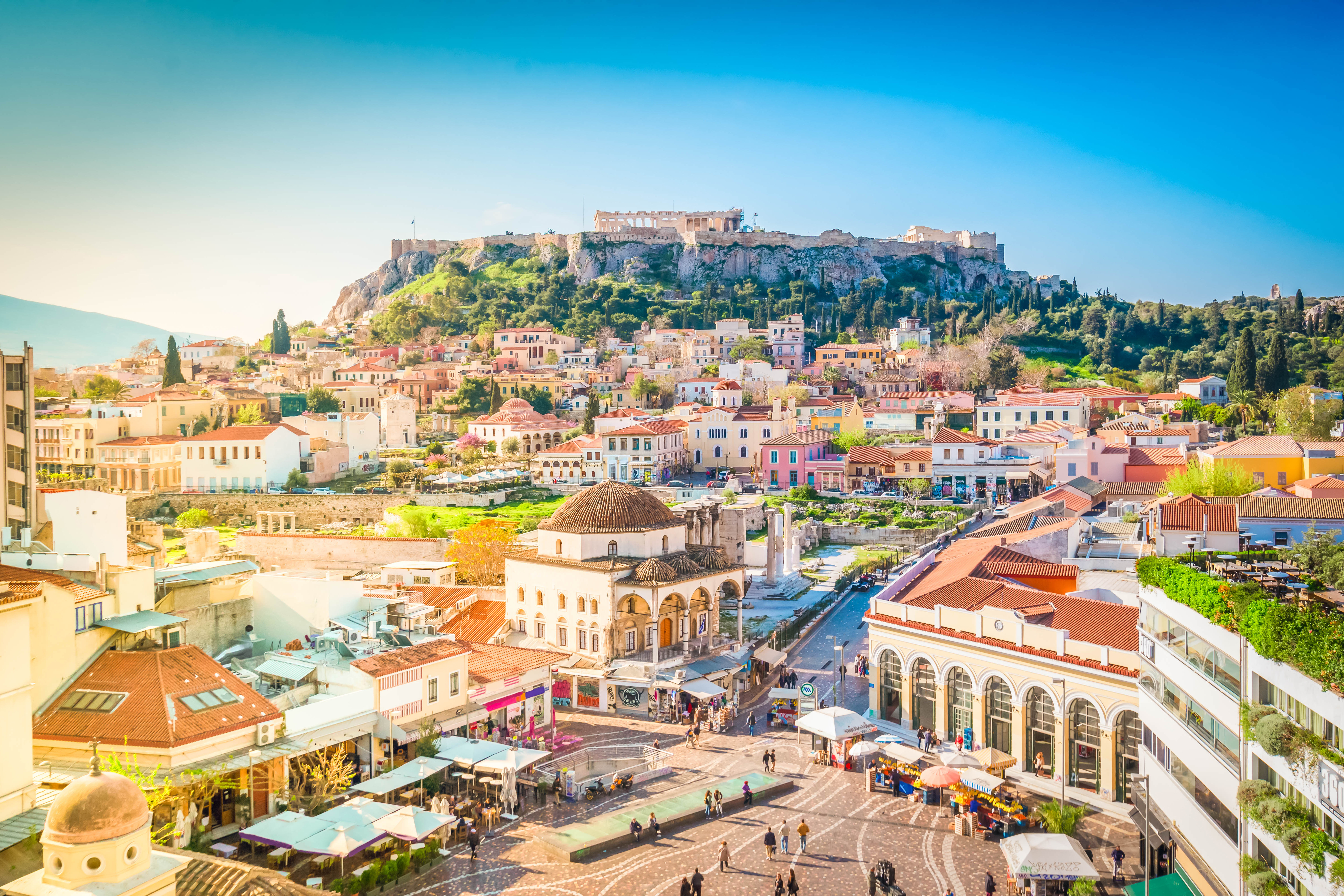 Imponerende panorama over Athen med det berømte Parthenon-tempel på Akropolis-højen og Monastiraki-kvarteret, fotograferet i den gyldne time