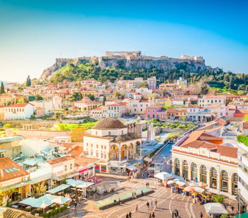 Imponerende panorama over Athen med det berømte Parthenon-tempel på Akropolis-højen og Monastiraki-kvarteret, fotograferet i den gyldne time
