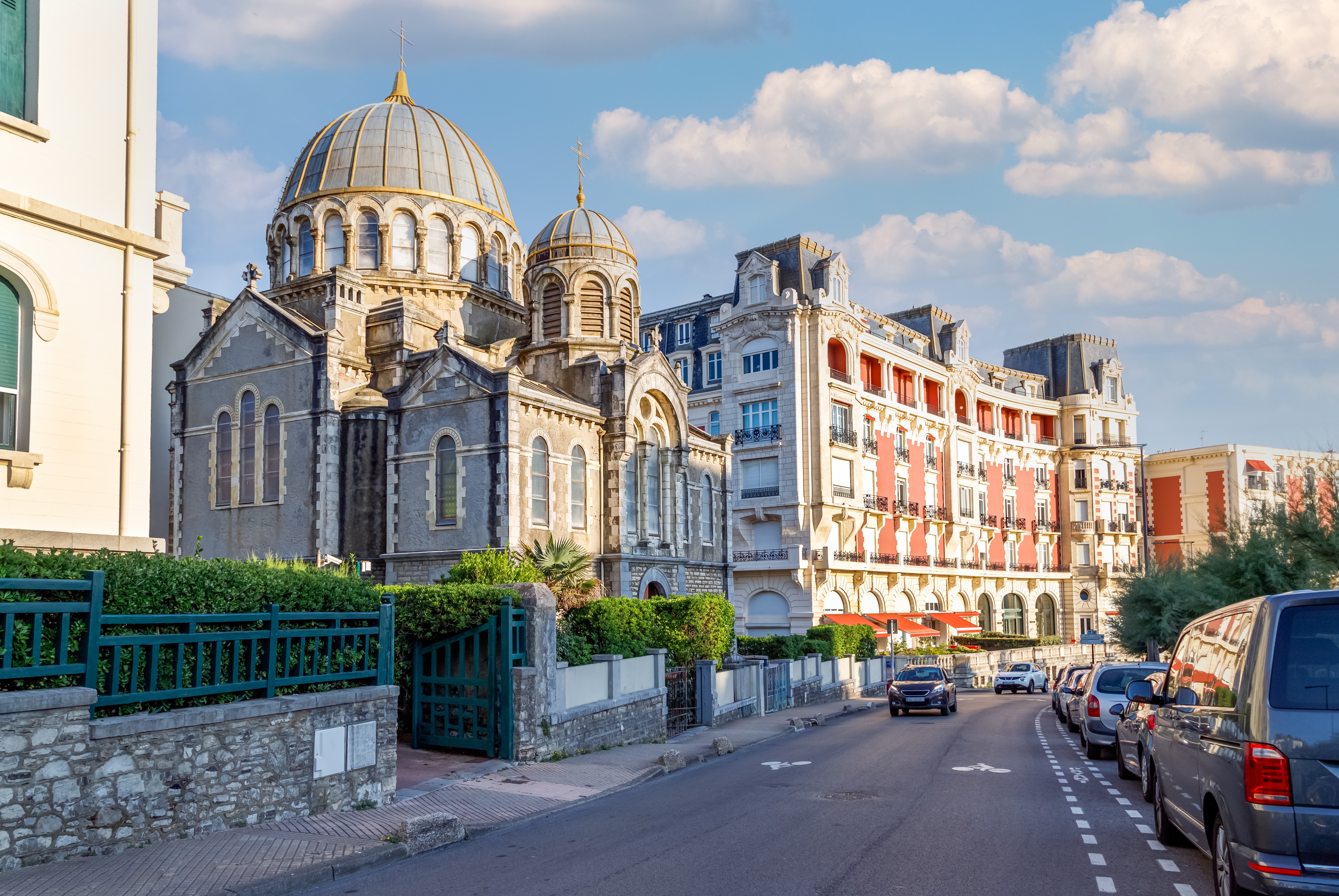 Pittoresk russisk ortodoks kirke med guldkupler i feriedestinationen Biarritz