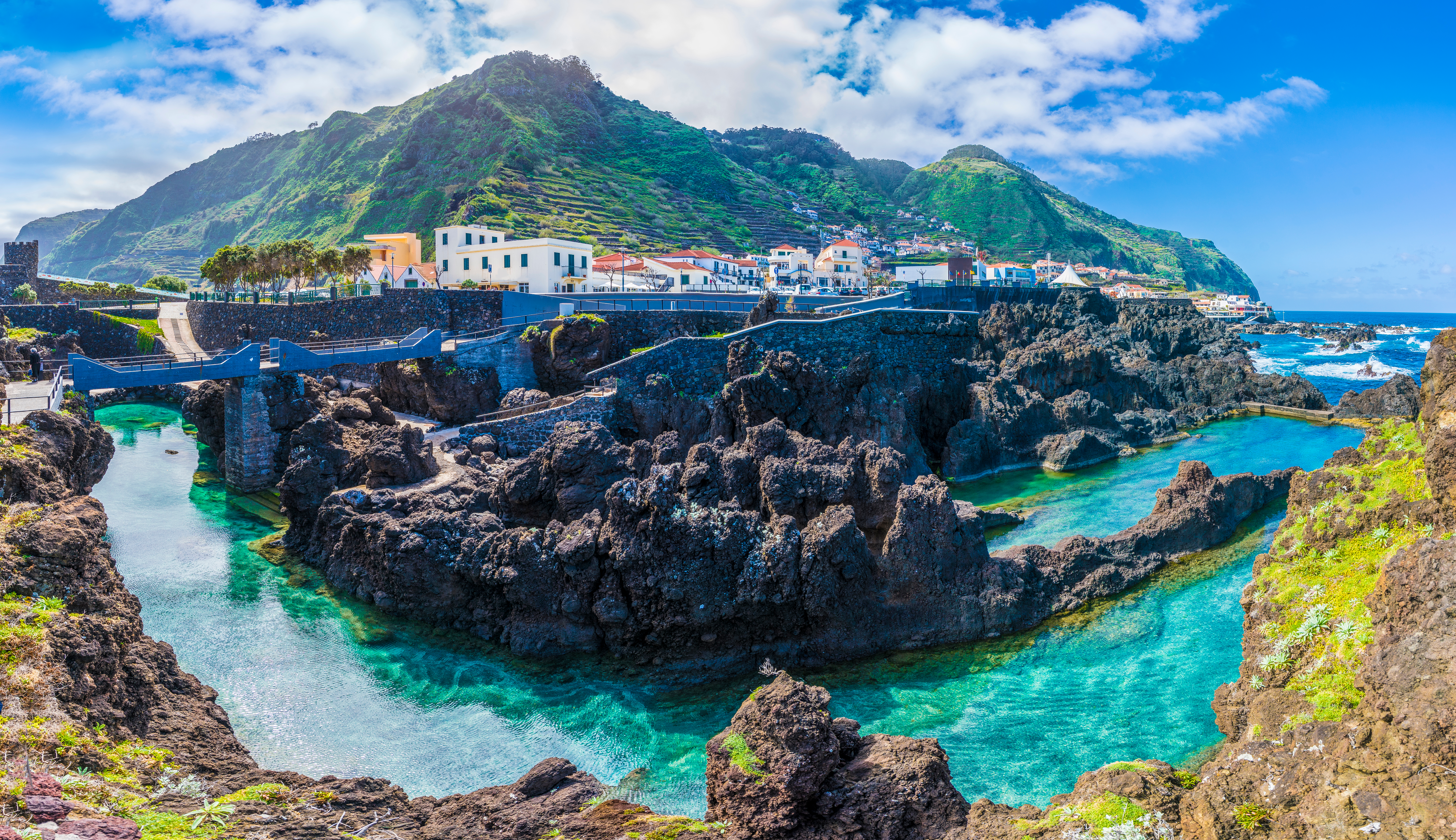 Smukke naturlige havbassiner med turkist vand omgivet af vulkanske klipper i Porto Moniz