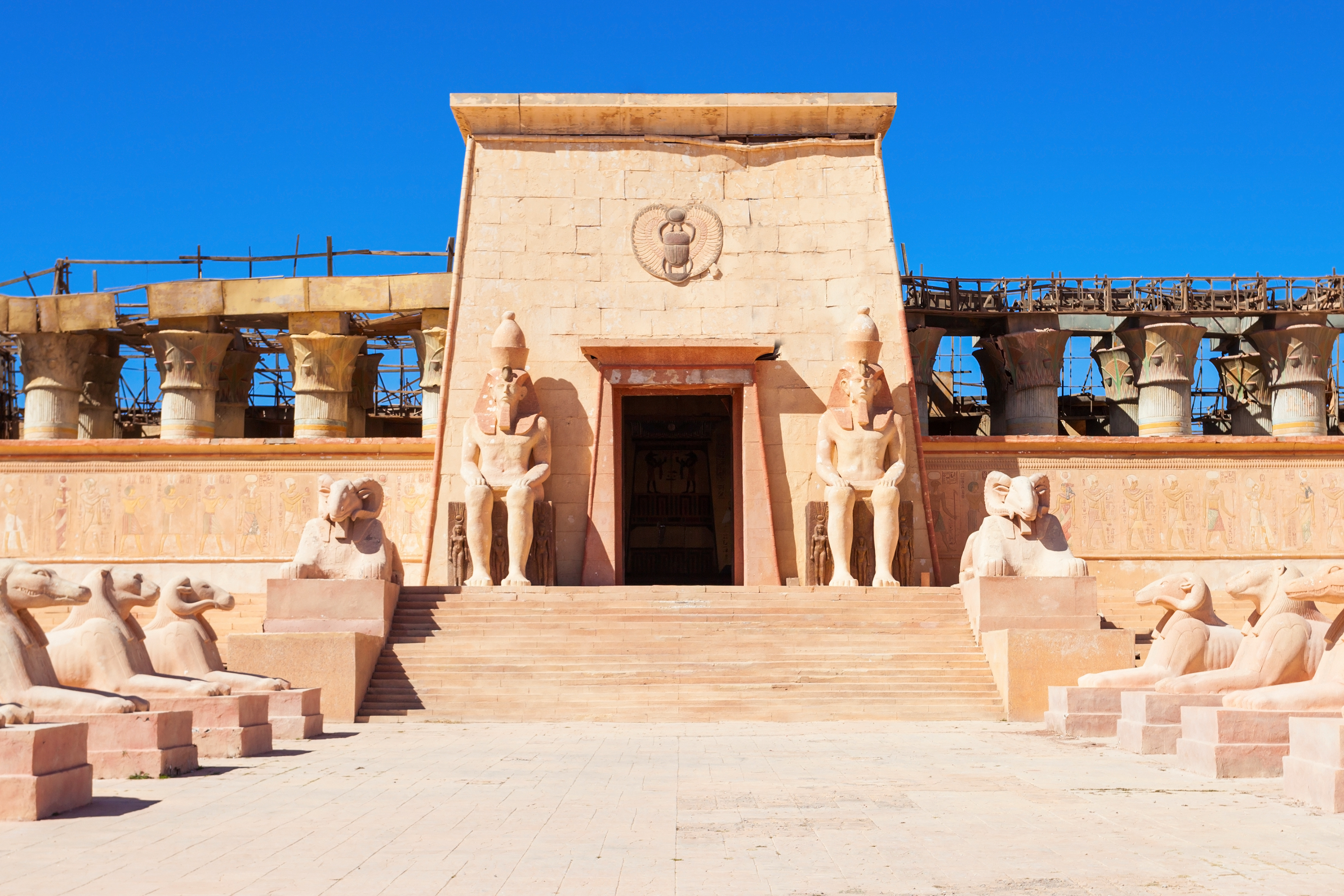 Egyptisk inspireret tempelfacade ved Atlas Filmstudier i Ouarzazate, Marokko, med sphinxstatuer og faraoskulpturer