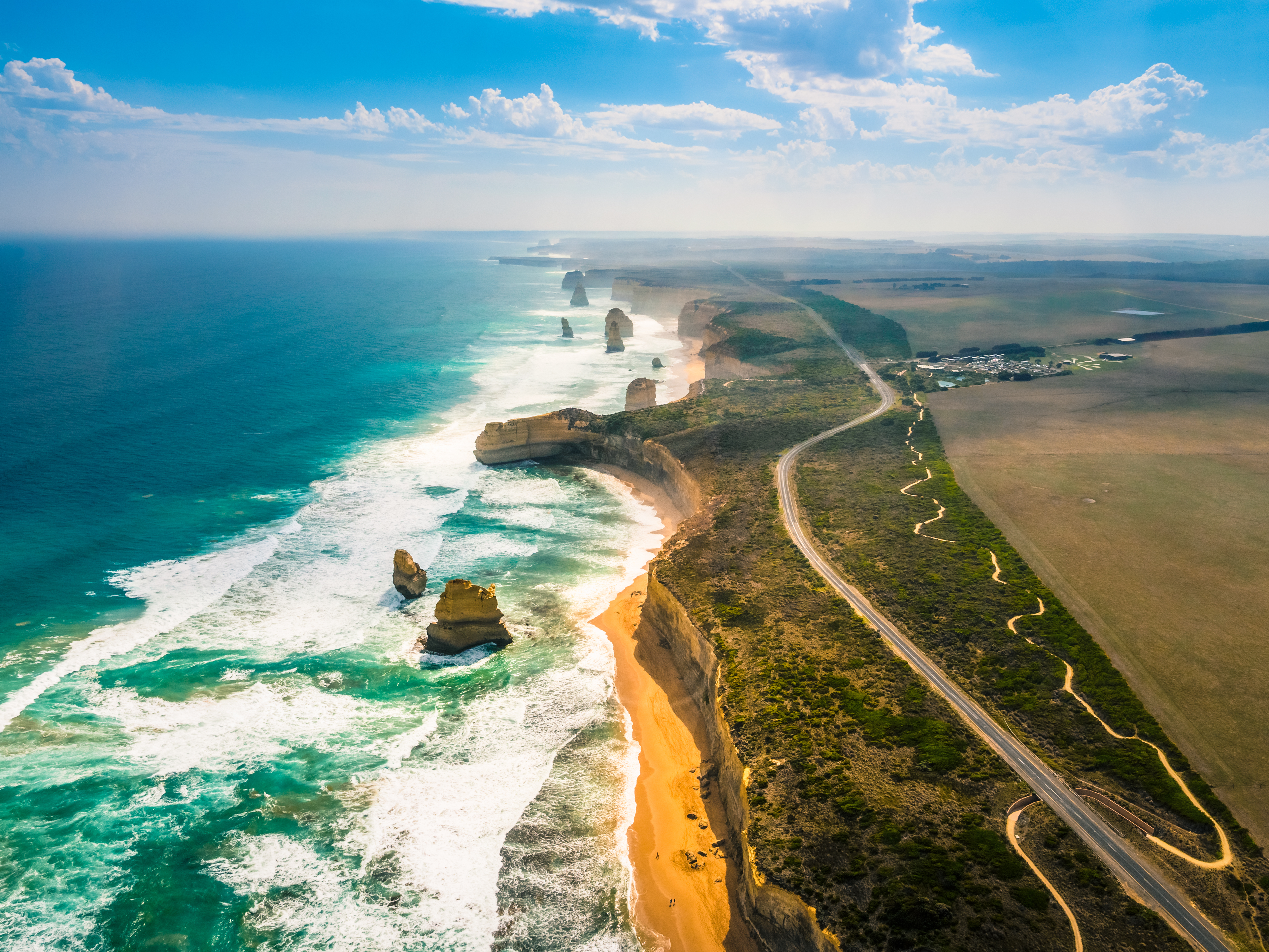 Imponerende luftoptagelse af Twelve Apostles kalkstensformationer langs Australiens Great Ocean Road