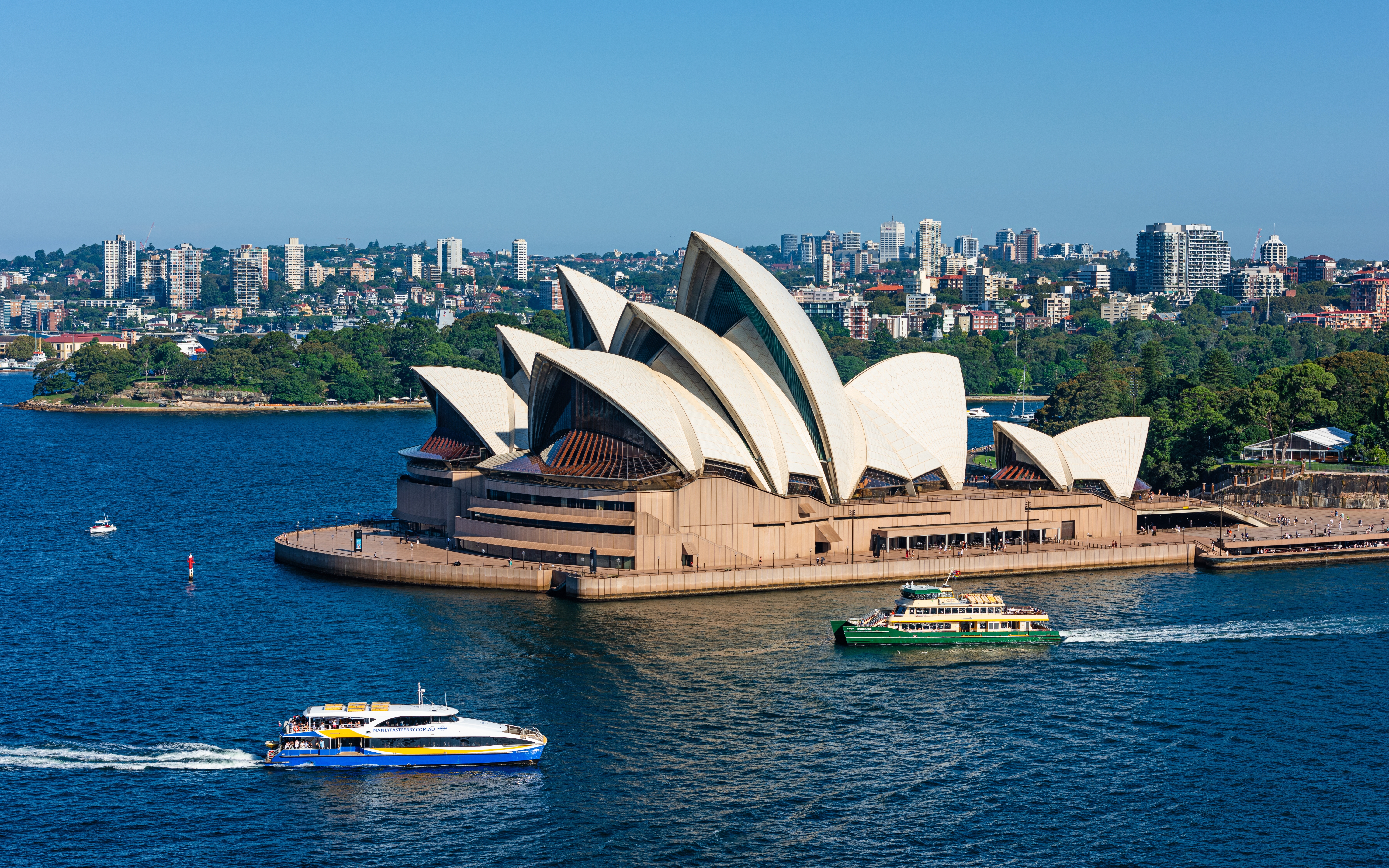 Australiens Sydney Operahus i havnen med turistbåde og færger