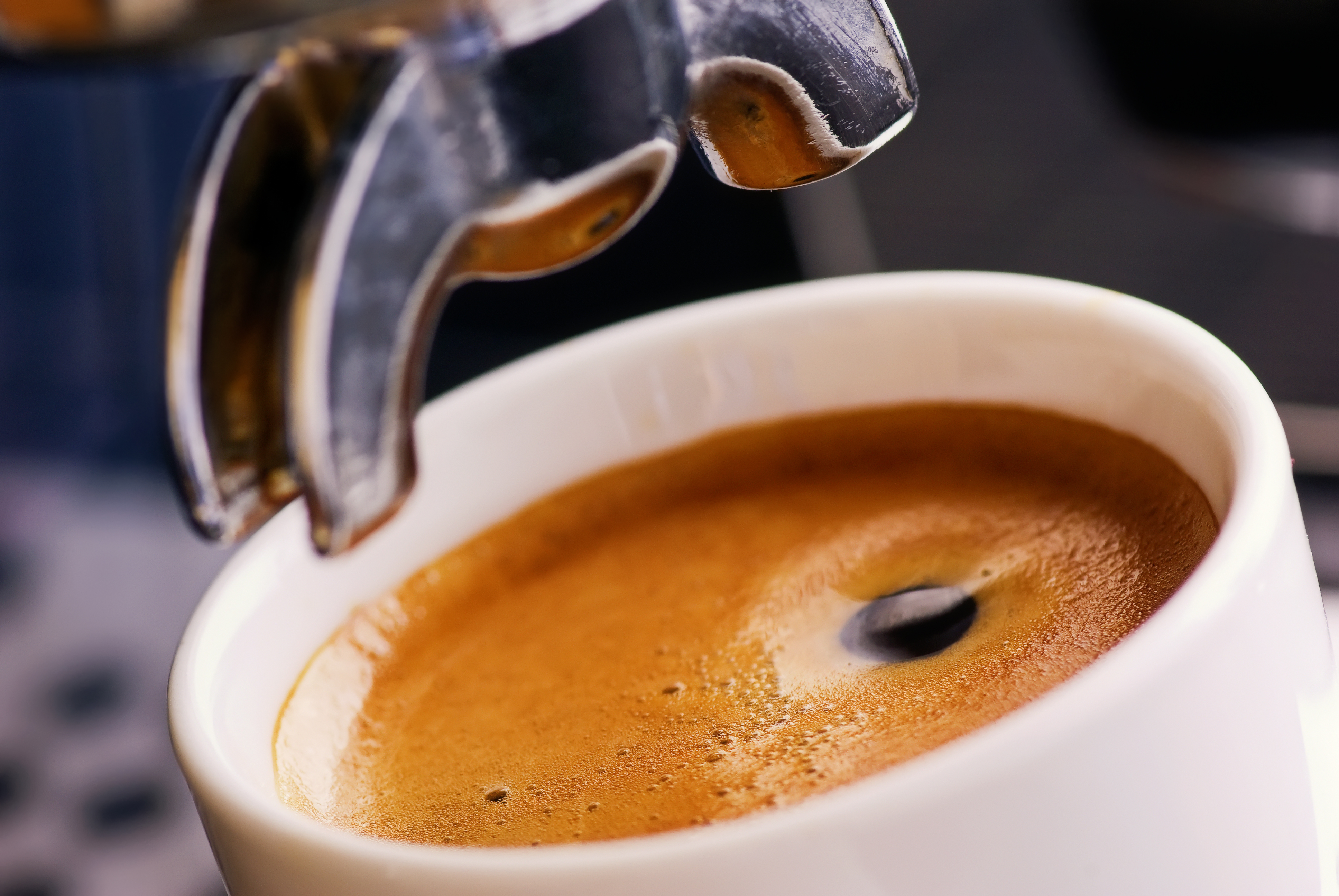 Autentisk italiensk espresso kaffe med crema hældes i elegant hvid kop