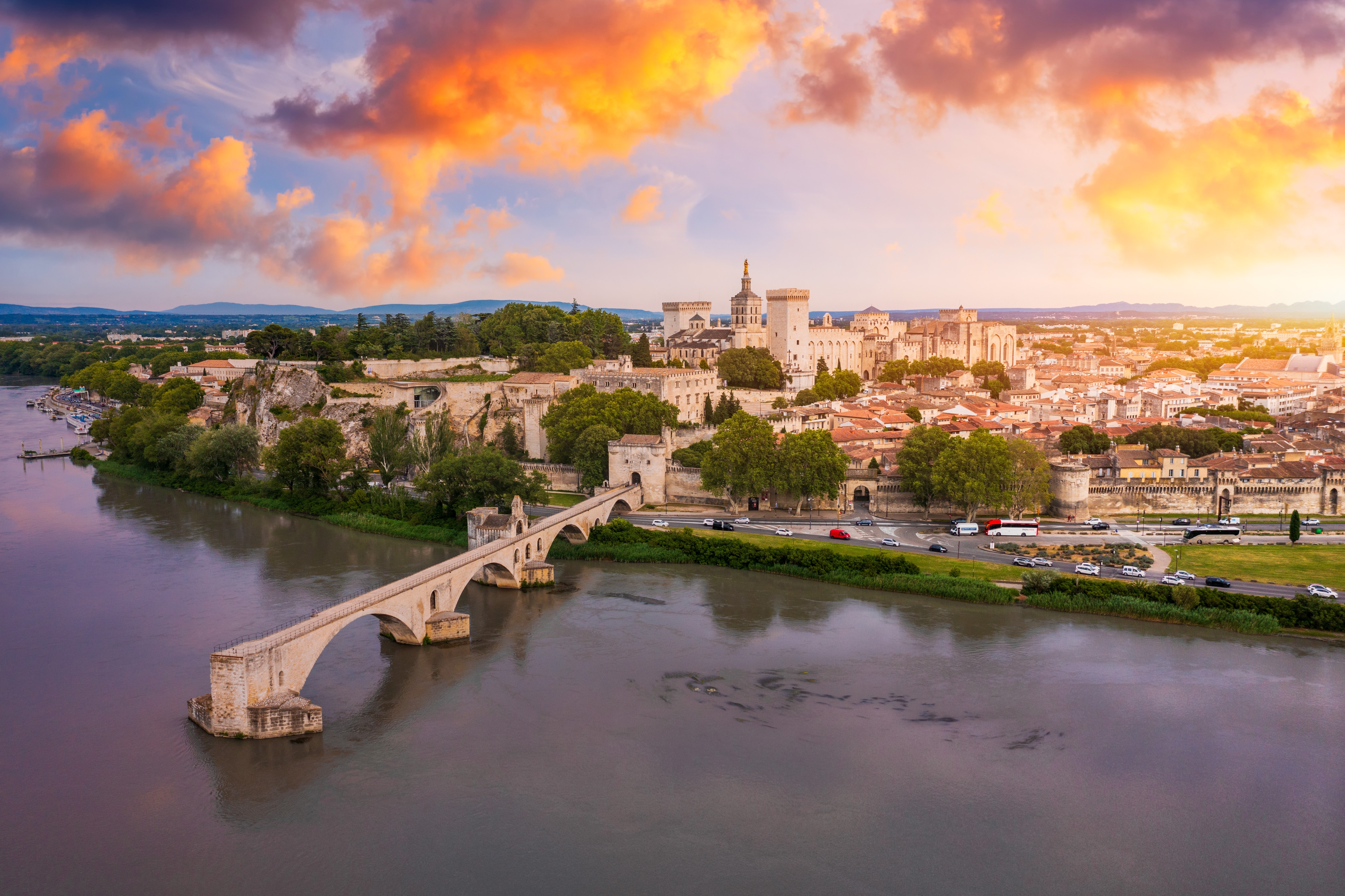 Fugleperspektiv af det historiske Avignon med UNESCO-broen Pont Saint-Bénézet og det Pavelige Palads ved Rhône-floden i Provence