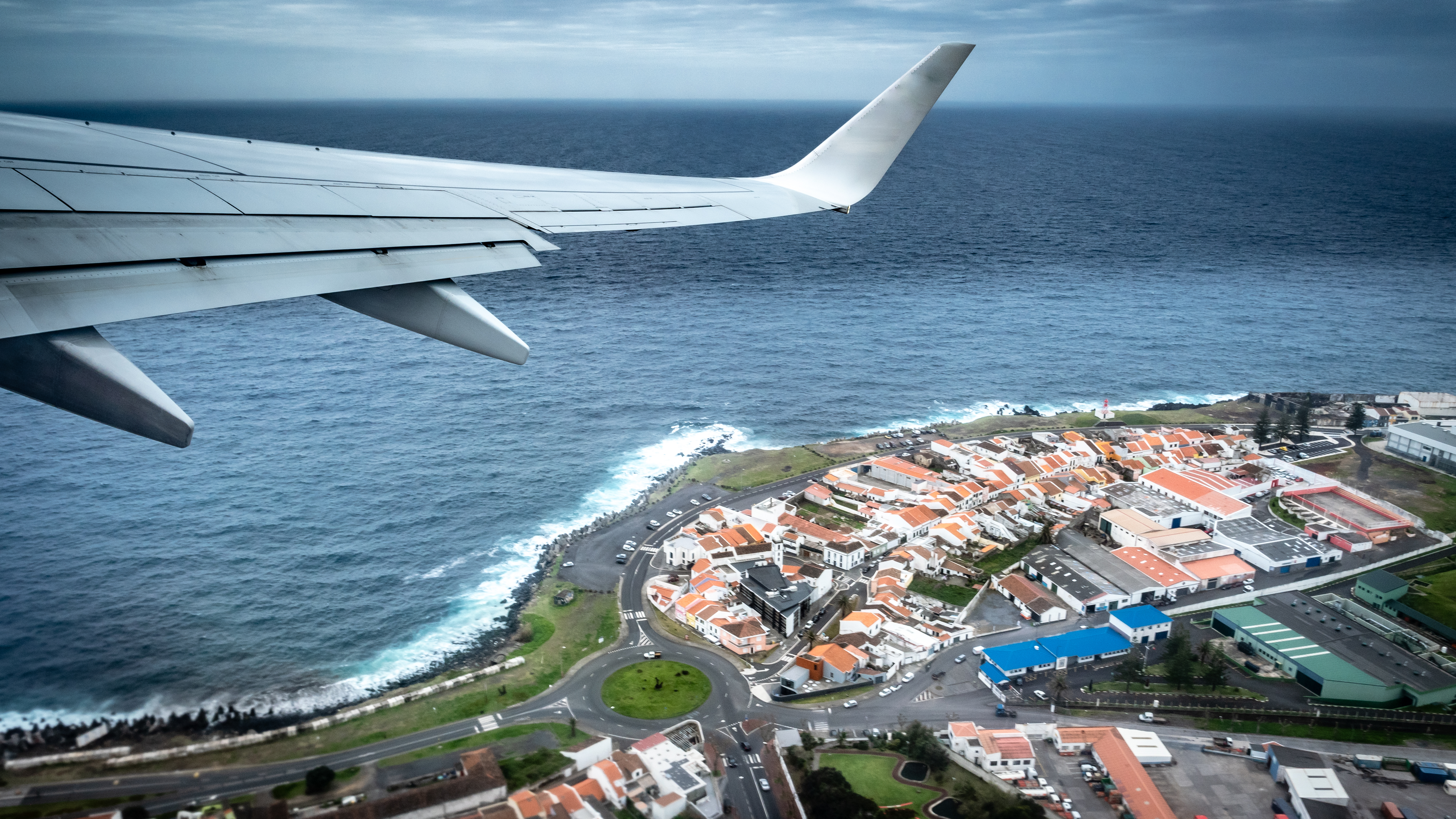 Ankomst til Azorerne med flyveudsigt over Ponta Delgada og kysten