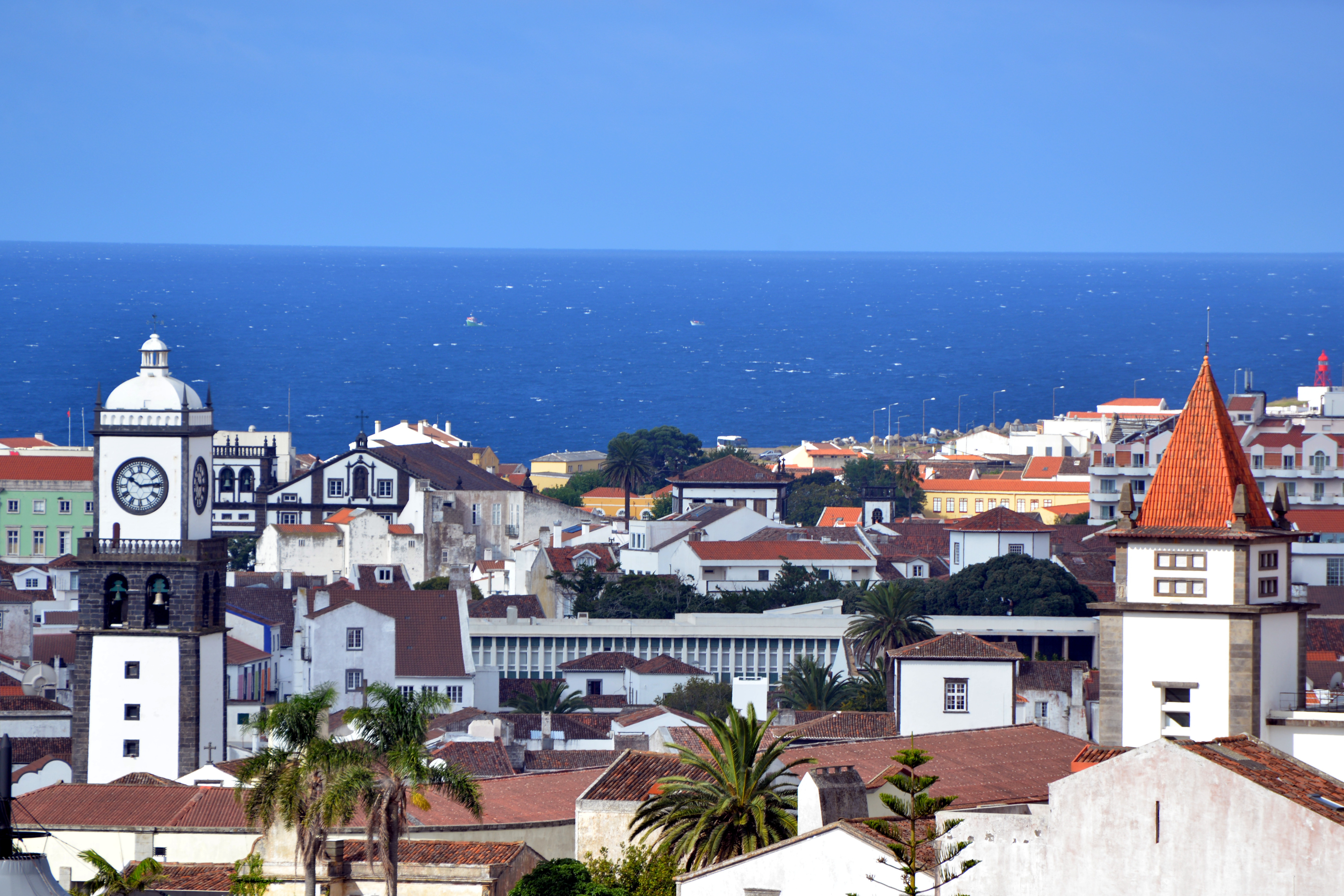 Idyllisk bylandskab i Ponta Delgada med klokketårn og udsigt til Atlanterhavet på Azorerne