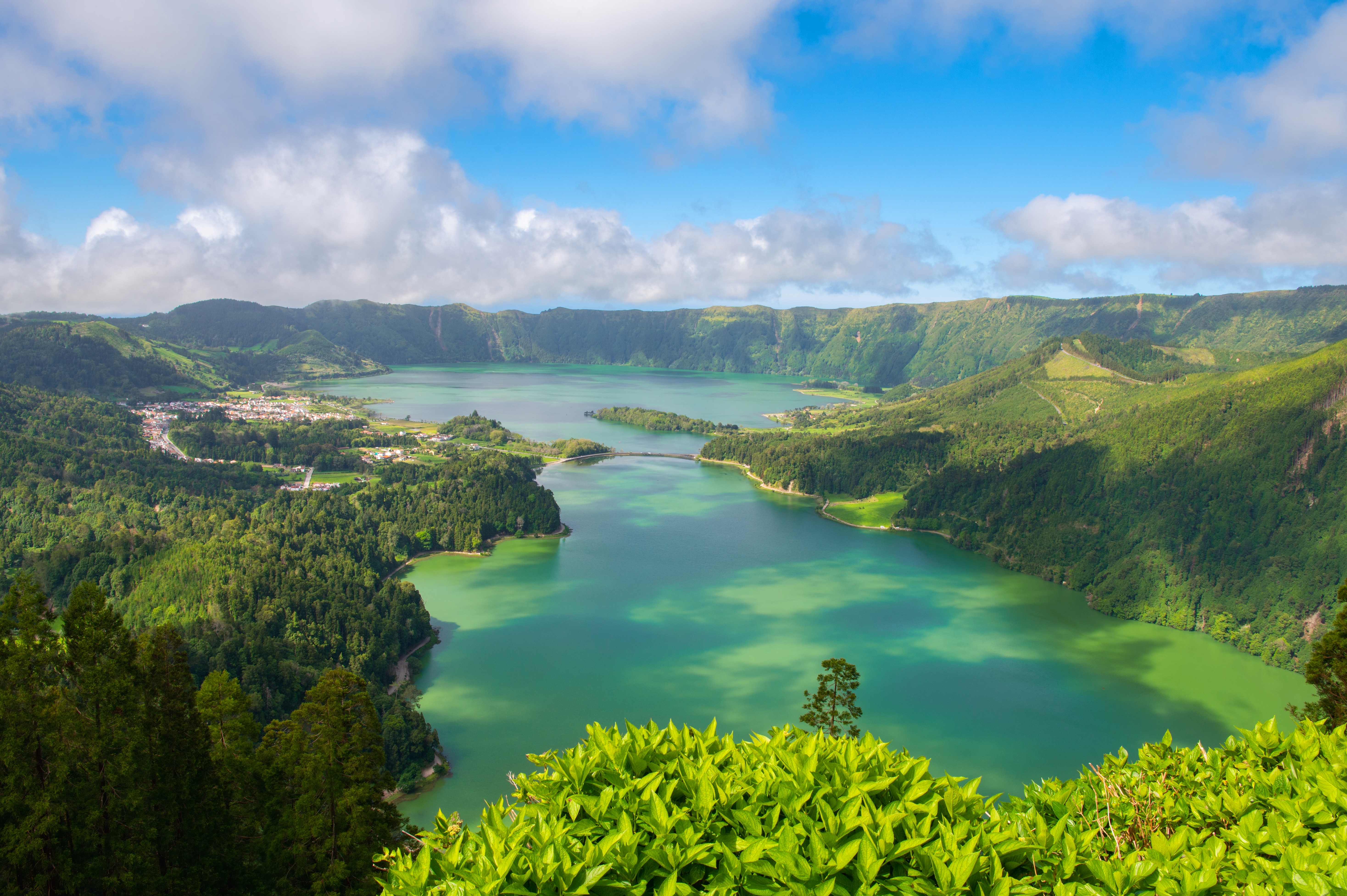 Udsigt over Sete Cidades kratersøer på São Miguel, Azorerne, med turkist vand og frodige grønne vulkanske bjerge i baggrunden