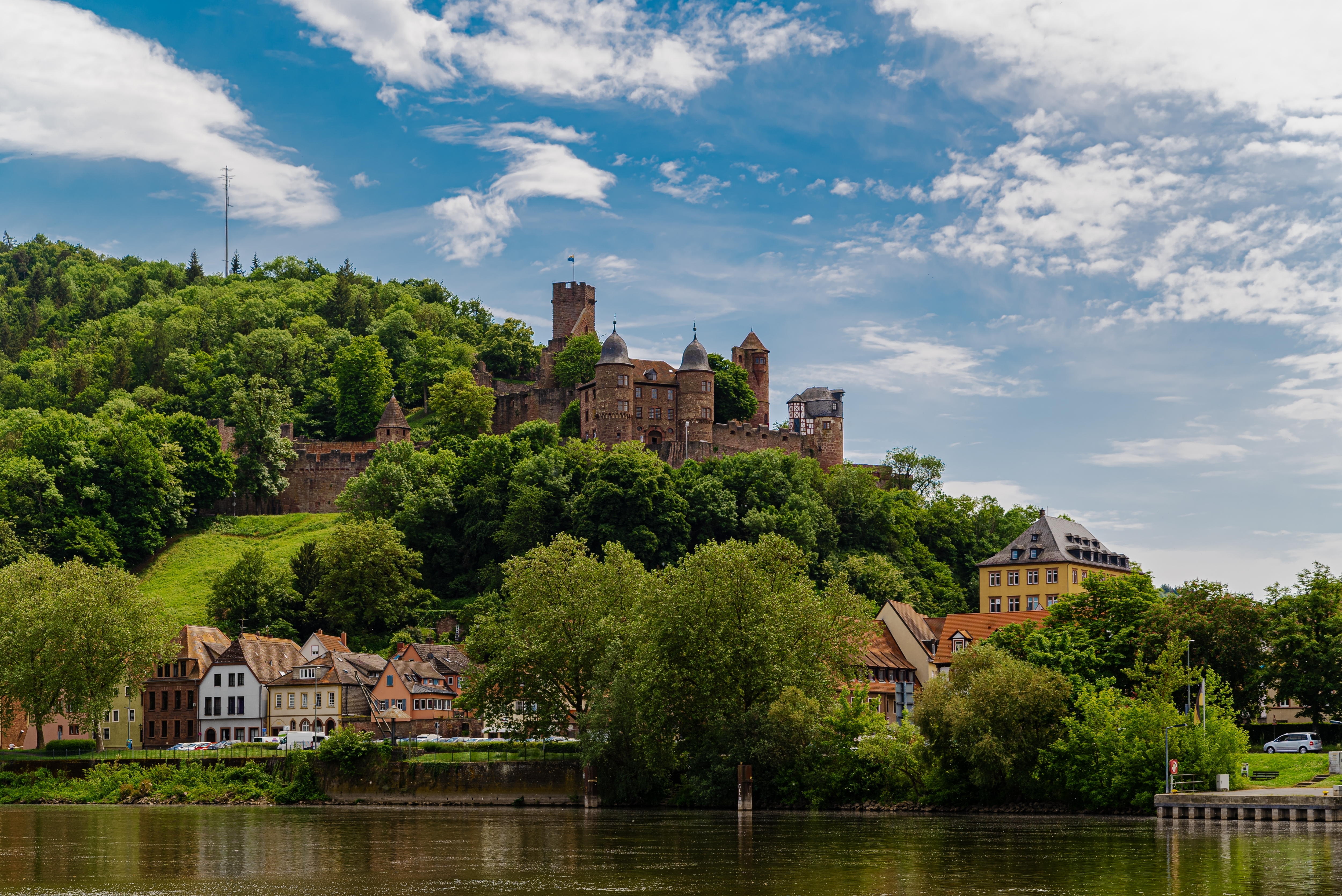 Wertheim Slot og by i Baden-Württemberg med frodig groen natur og klassisk tysk arkitektur
