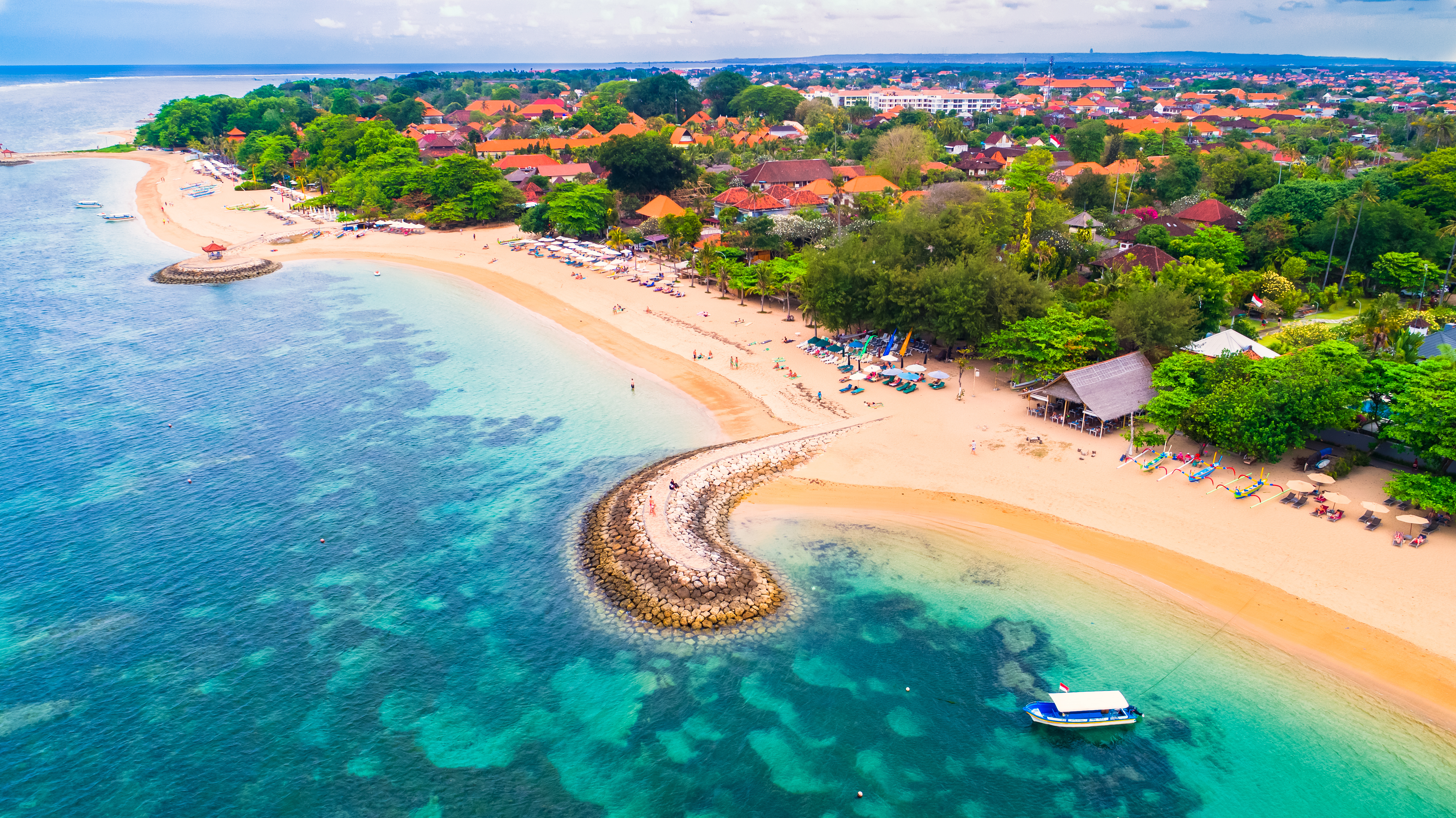 Luftbillede af Sanur strand på Bali med turkis vand og sandstrand