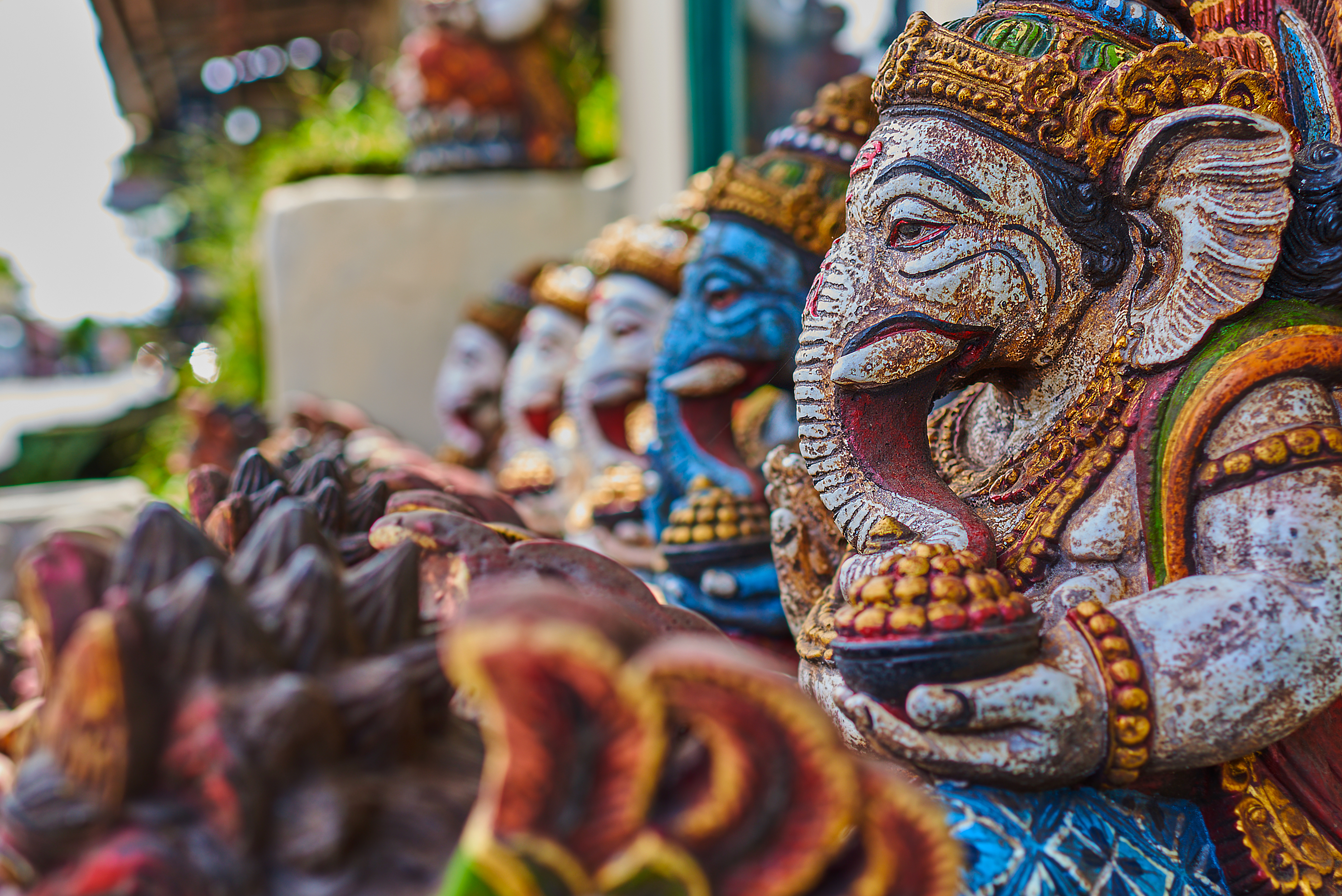 Balinesisk kunsthåndværk og traditionelle træfigurer på souvenirmarked i Ubud