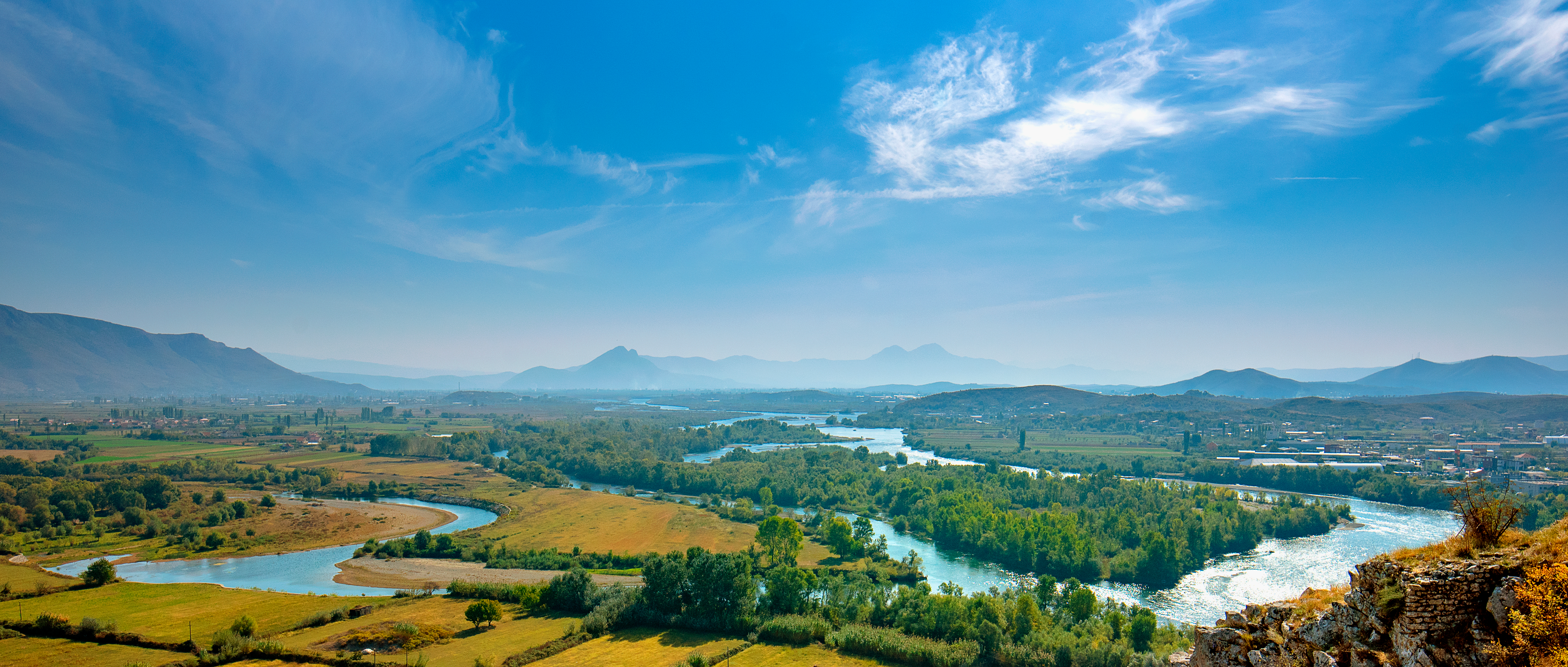 Breathtaking panoramaudsigt over albansk flodlandskab i Balkan regionen