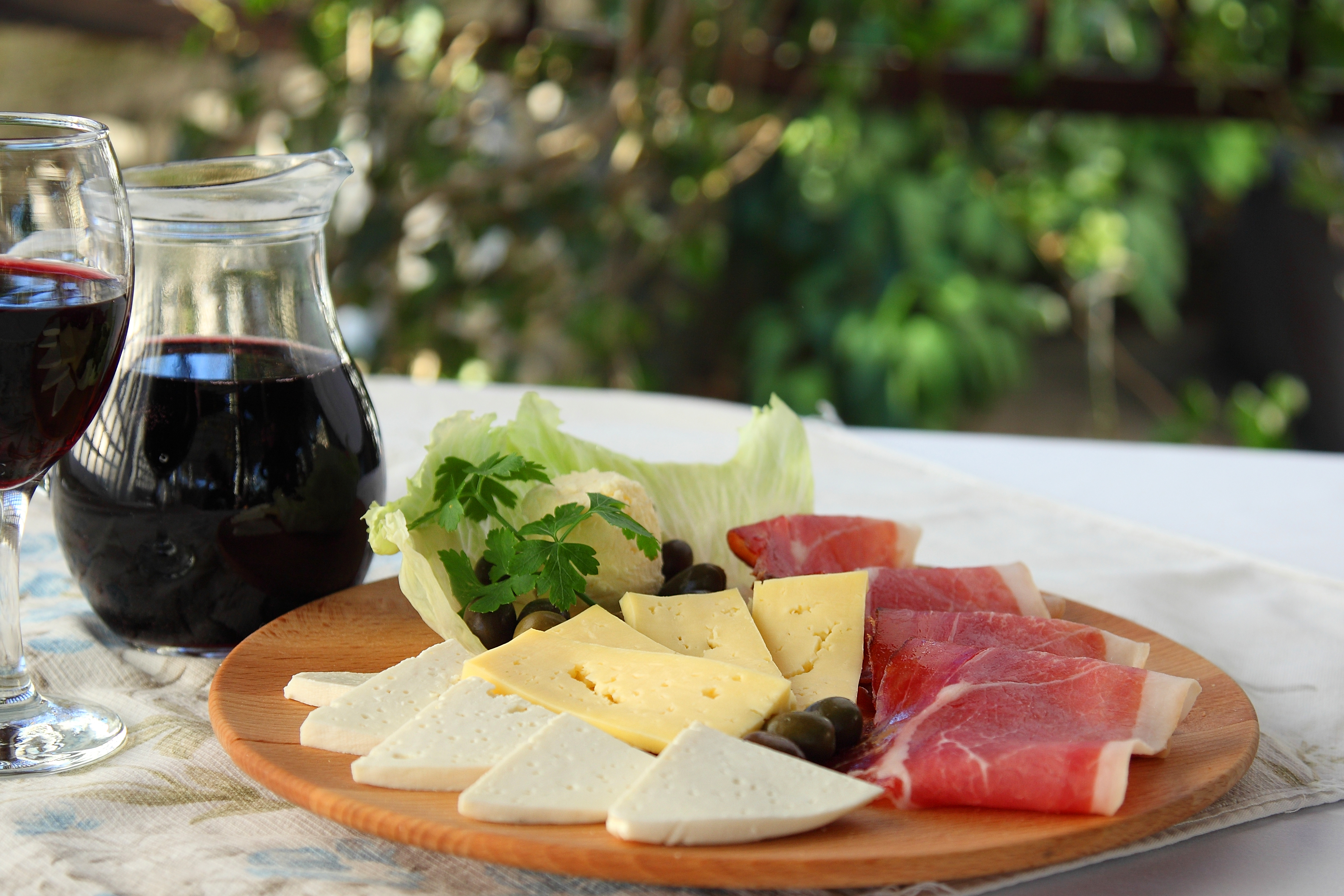 Delikat udvalg af balkanske specialiteter med prosciutto, hjemmelavet ost og charcuteri fra Montenegros traditionelle køkken