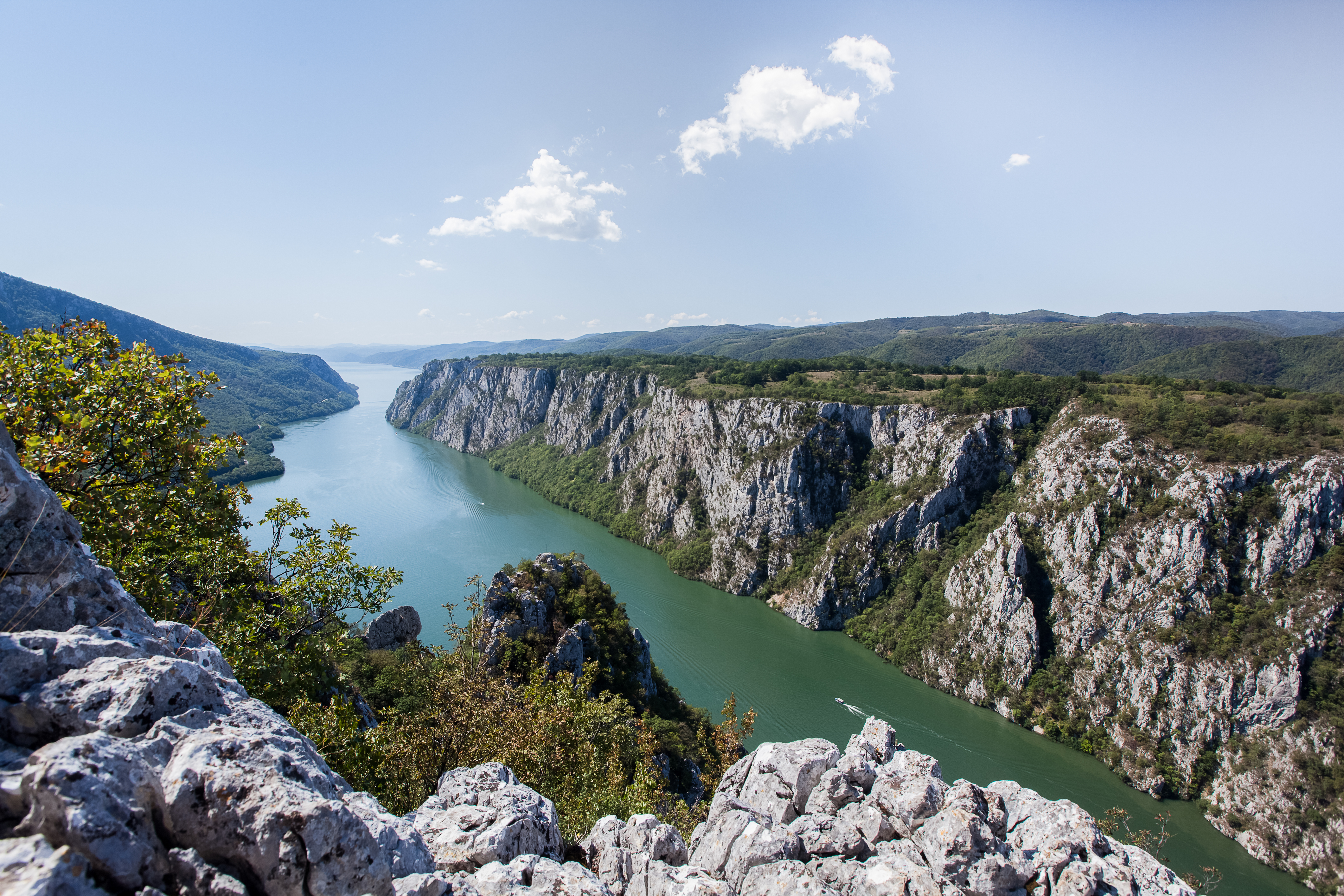 Panoramaudsigt over Donaufloden og de dramatiske klipper ved Jerndøren i Balkan