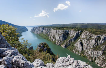 Panoramaudsigt over Donaufloden og de dramatiske klipper ved Jerndøren i Balkan