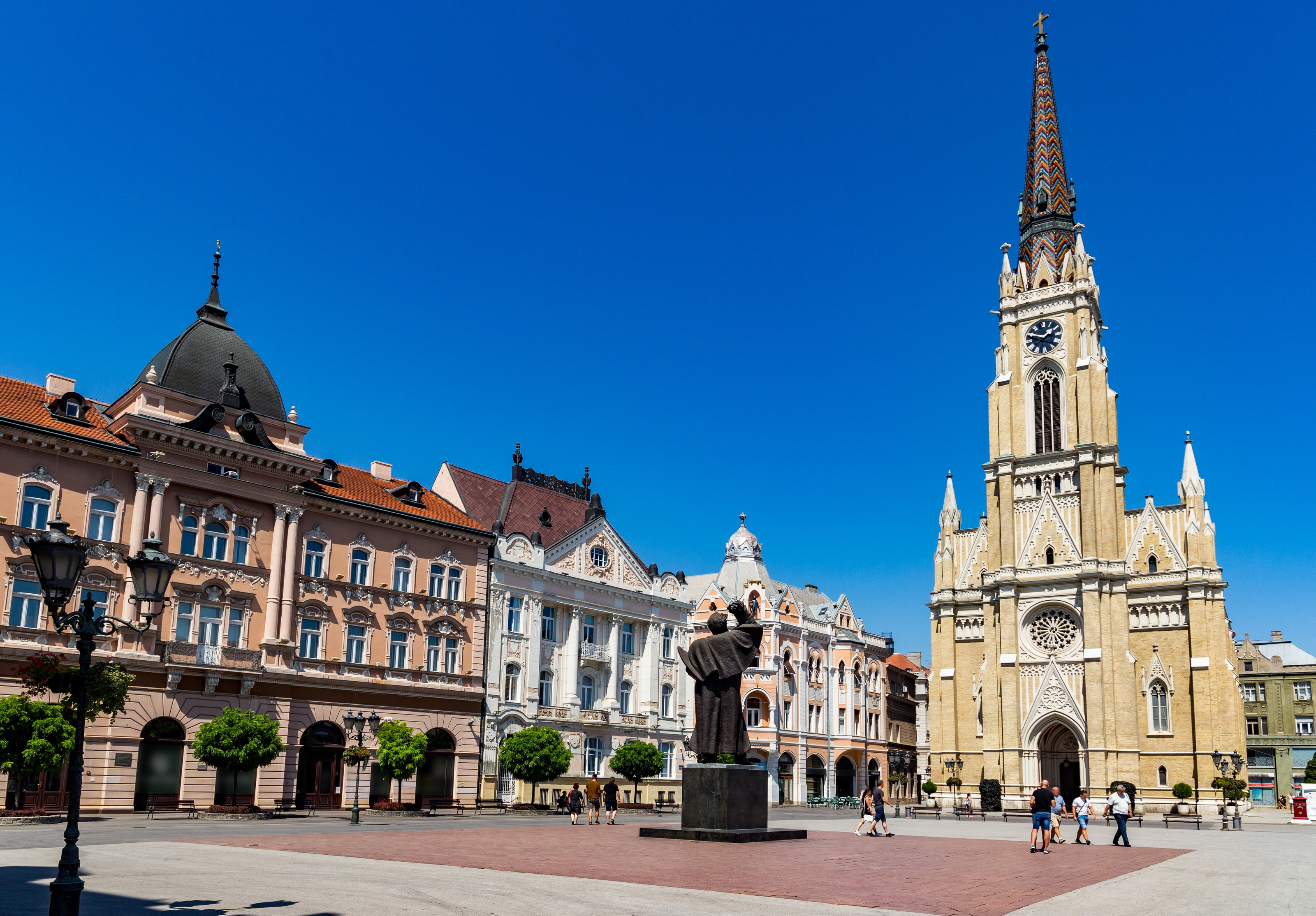 Smukt torv i Novi Sad med barok arkitektur og kirketårn