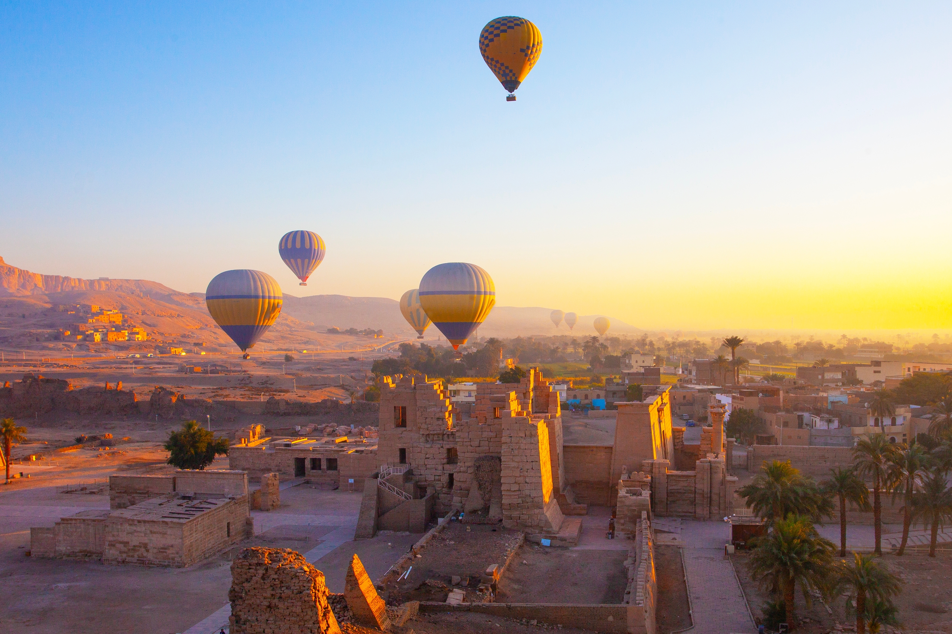 Eventyrlig ballontur over Kongedalen og Ramesses III templet i Luxor, Egypten ved smuk solopgang