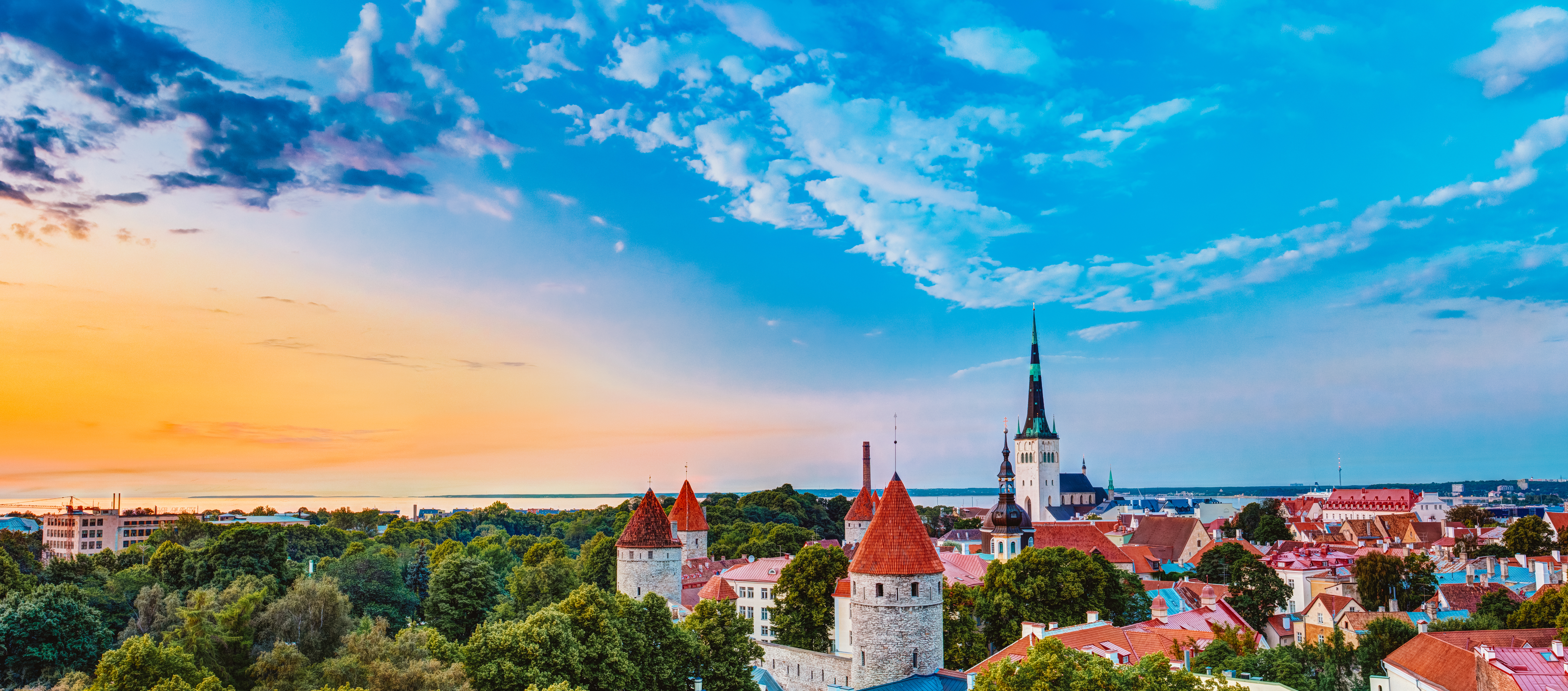Feriedestination Tallinn i Baltikum med historisk bydel og røde tegltage