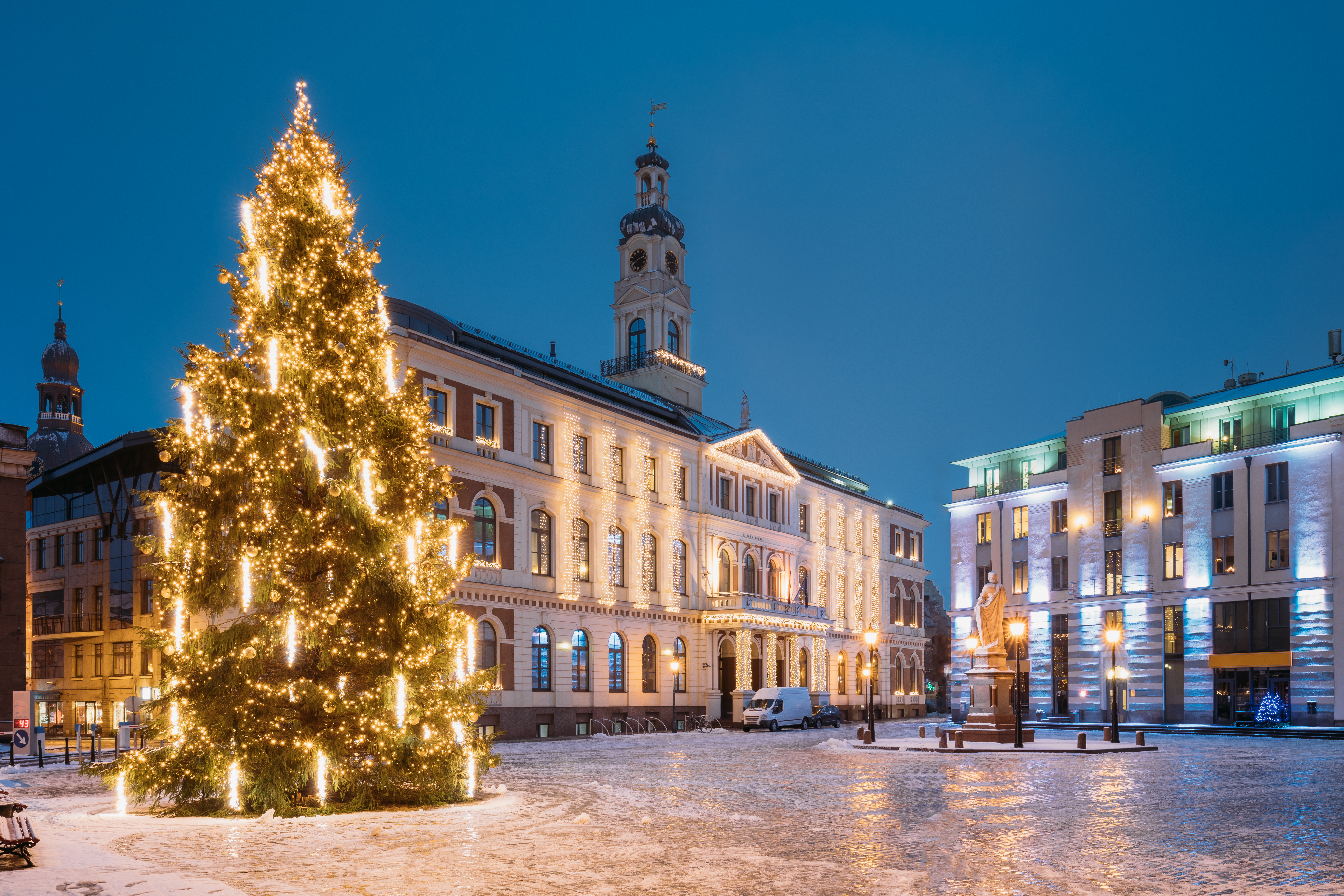 Festligt juletræ på det centrale torv i Riga, Letland med smukke historiske bygninger