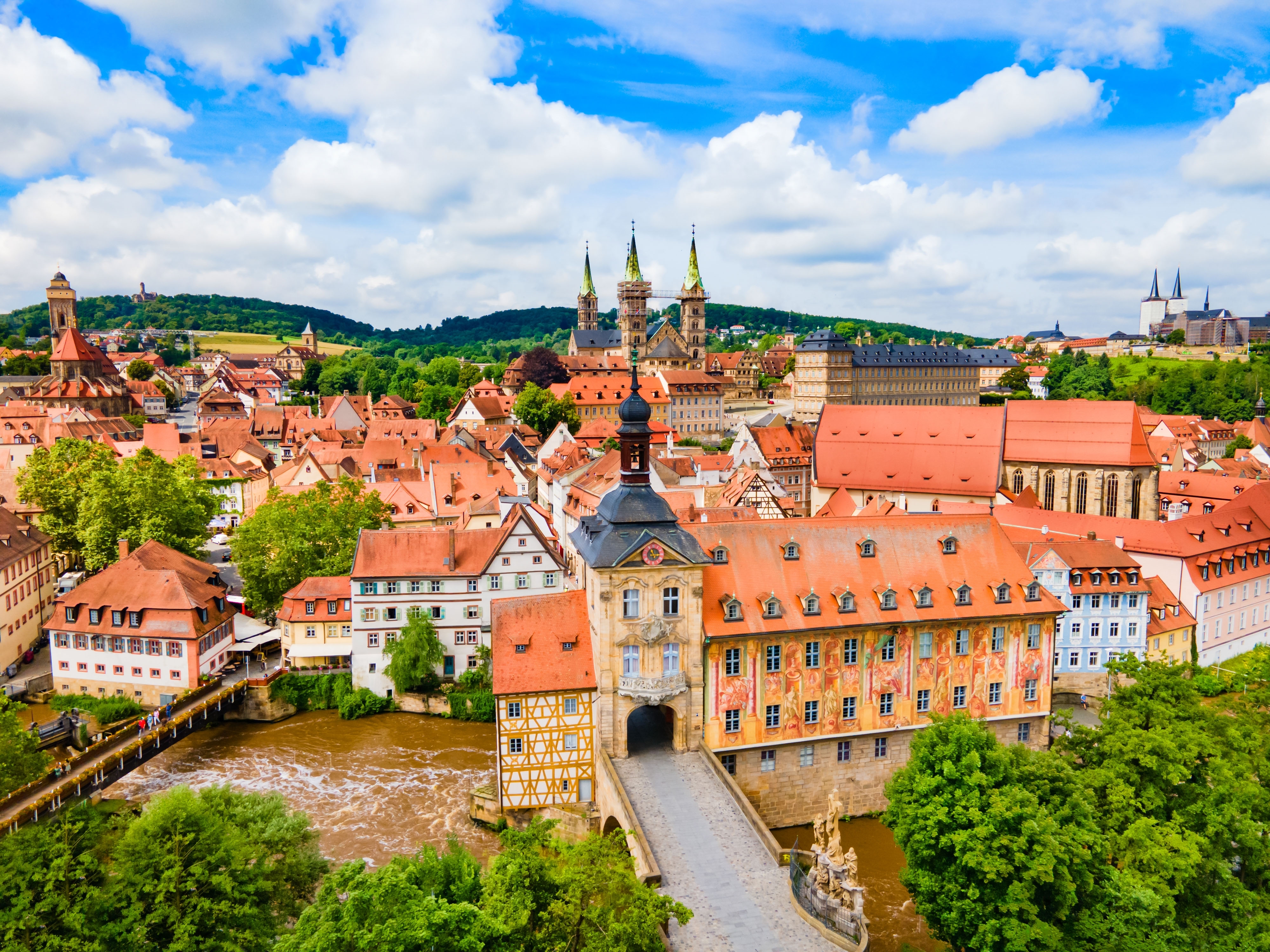 Panoramaview over Bambergs historiske centrum med katedral og traditionelle tyske huse