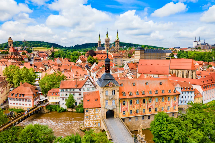Panoramaview over Bambergs historiske centrum med katedral og traditionelle tyske huse
