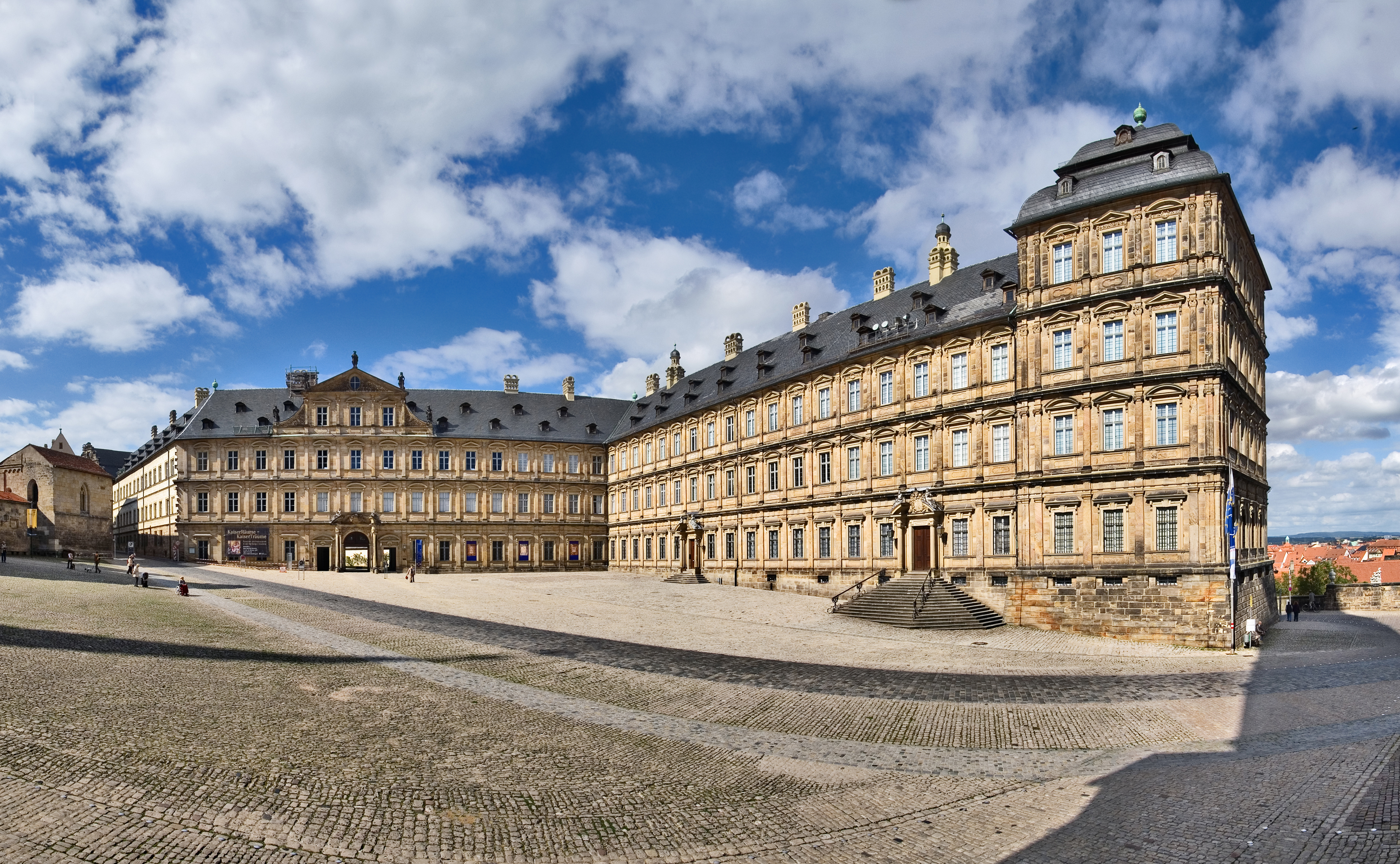 Imponerende Bamberg Neue Residenz med sandsten facade og brosten gaard i Tyskland