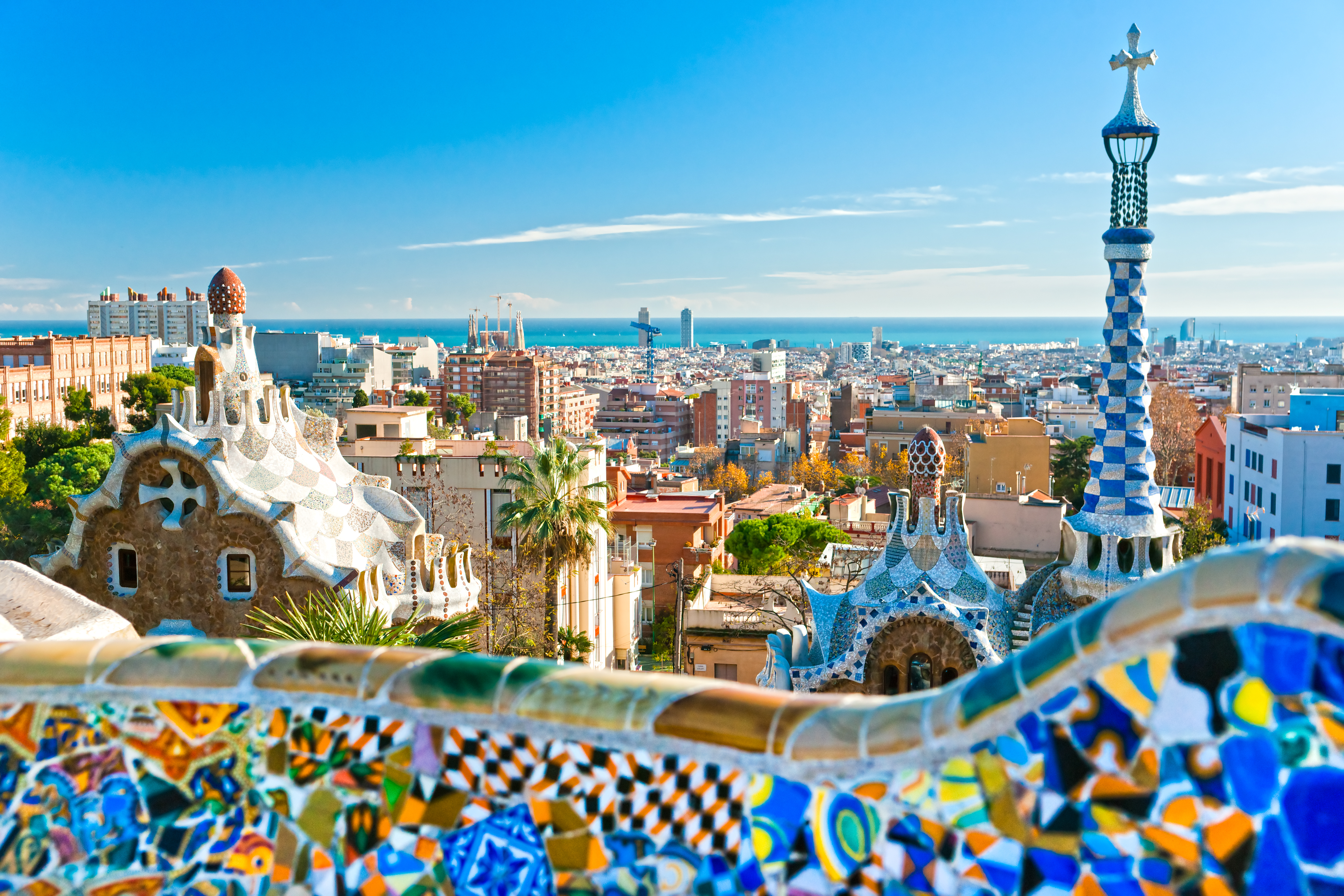 UNESCO-fredet Park Güell i Barcelona med Gaudís karakteristiske farverige mosaikbænk og byens panoramaudsigt