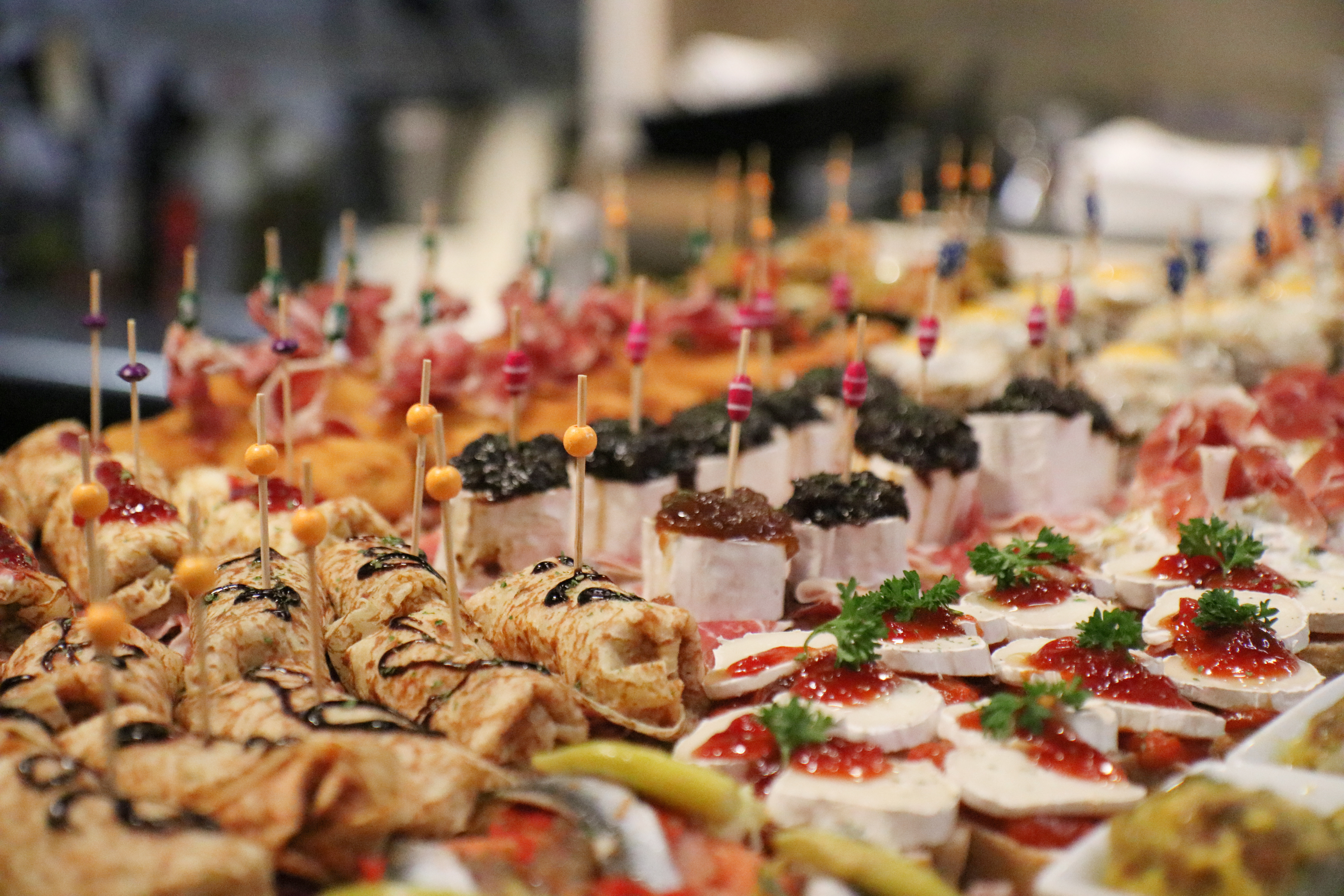Färsk pintxos buffet i Barcelona med baskisk gastronomi och spanska delikatesser