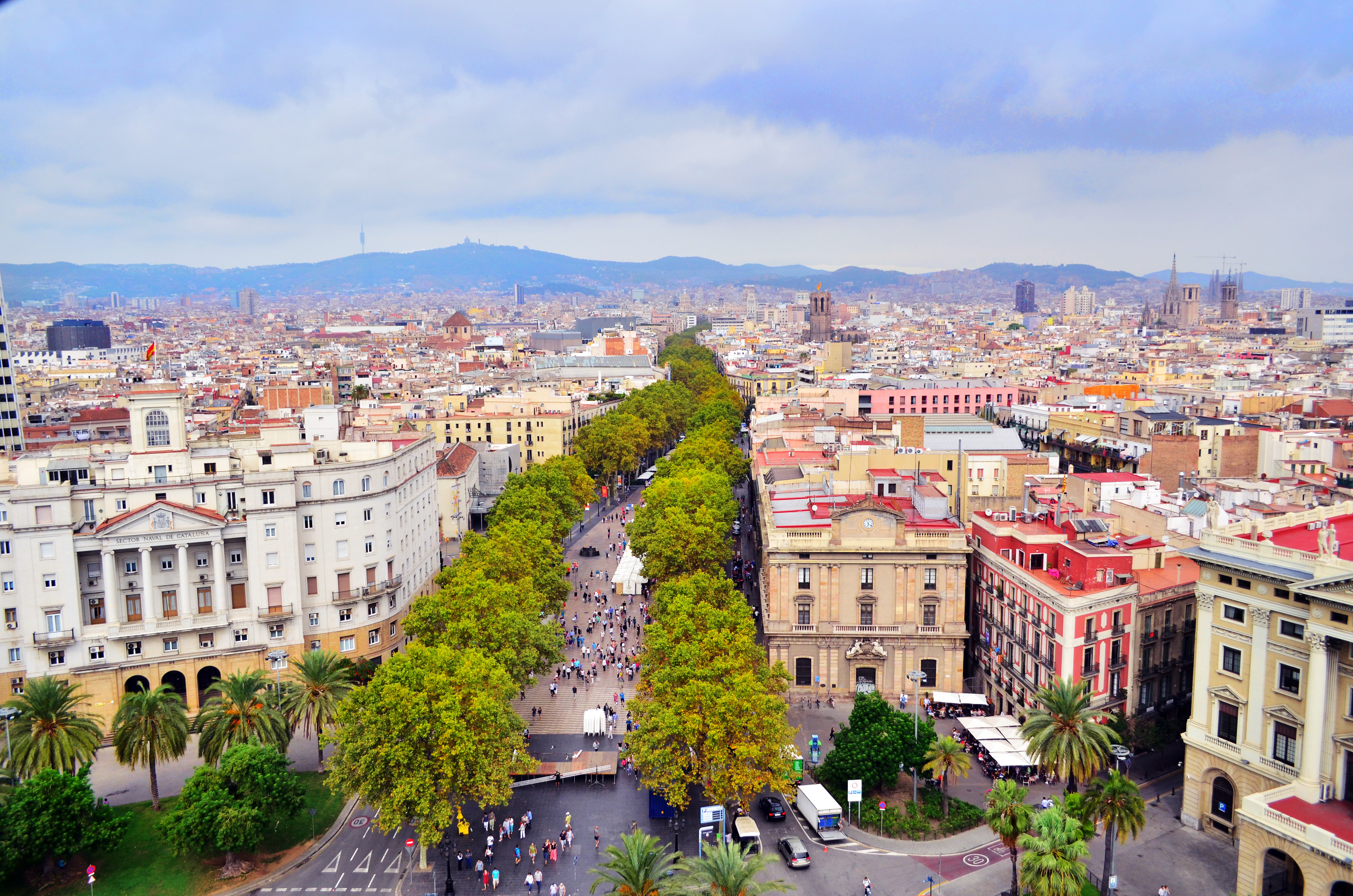 Flot aerial view af Barcelona's Las Ramblas med palmer og historisk arkitektur