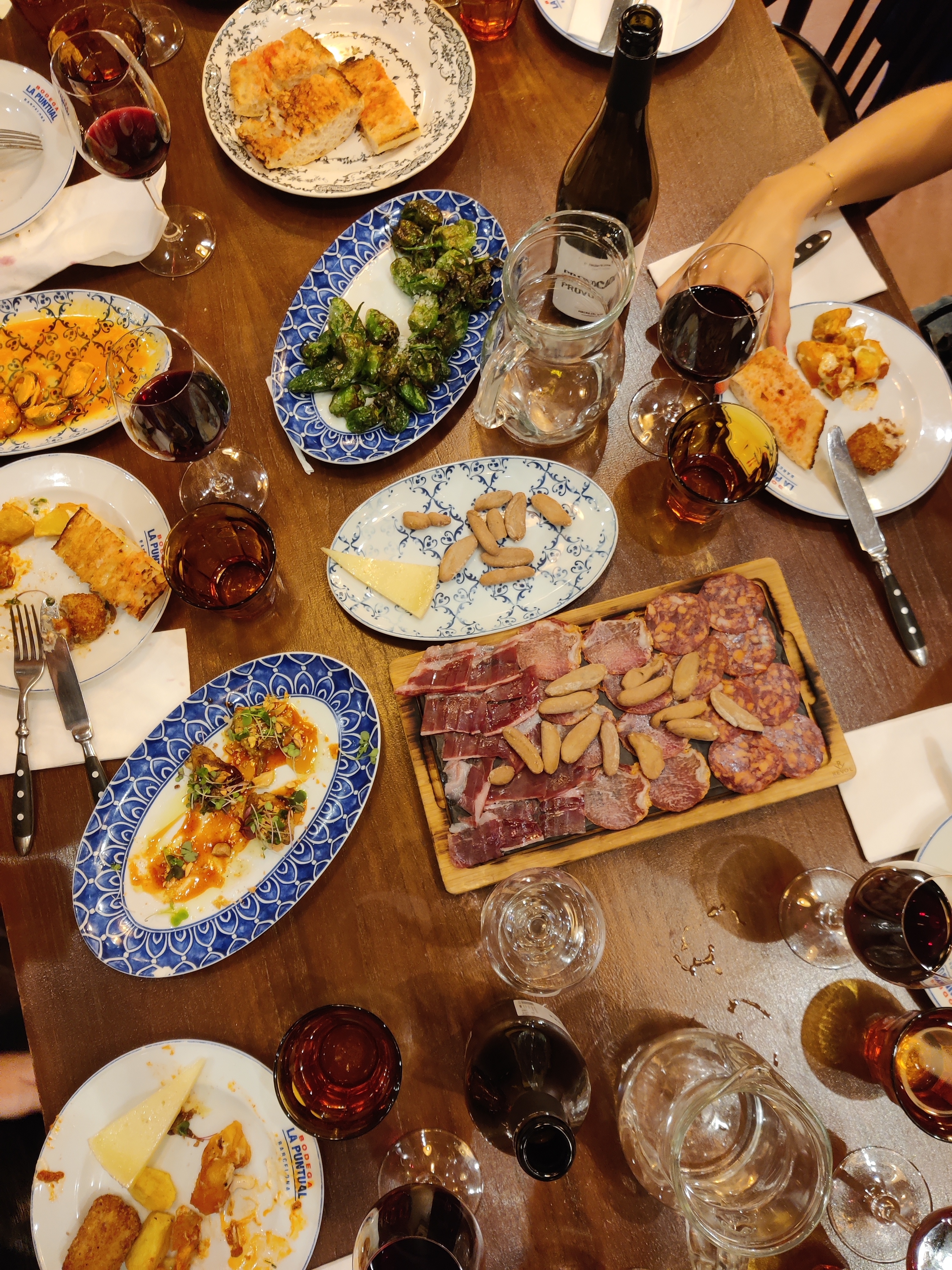 Festligt tapas-bord i Barcelona med spanske delikatesser, charcuteri og rødvin – en ægte spansk madoplevelse