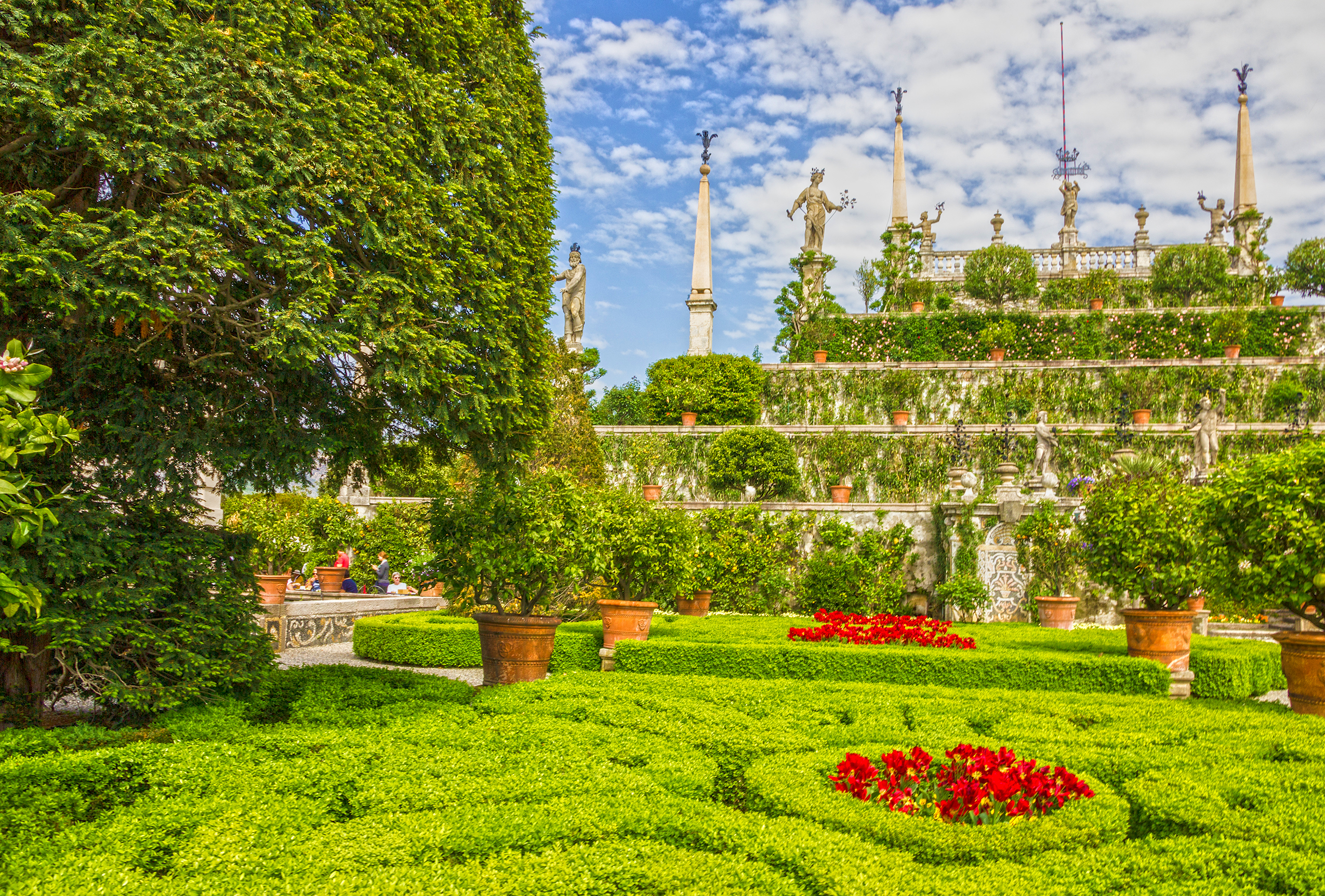 Elegante italienske slot haver med ornamentale terrasser og skulpturer ved Lago Maggiore