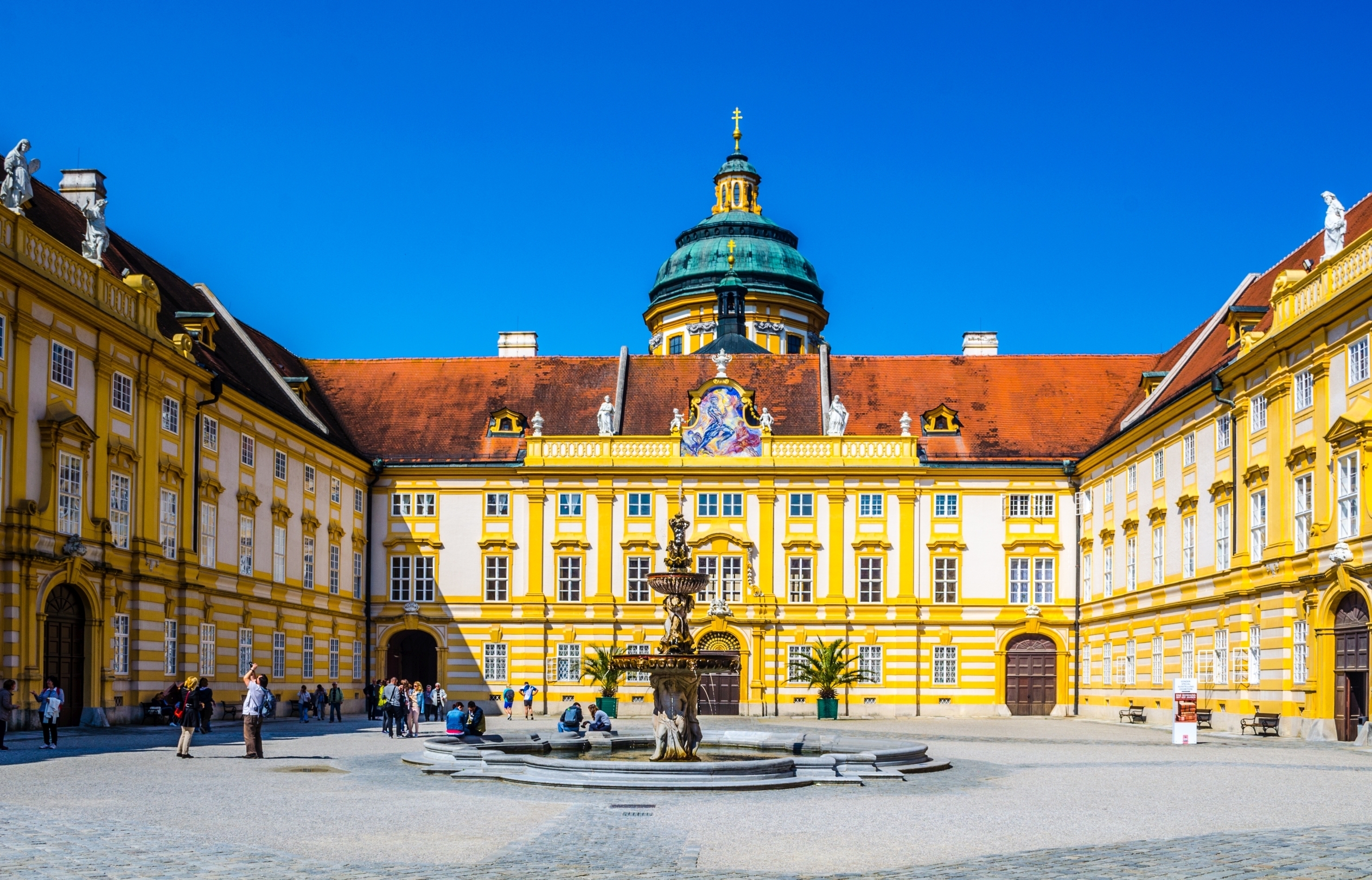 Melk Kloster i Wachau-dalen Østrig med pragtfuld barok arkitektur og gul facade