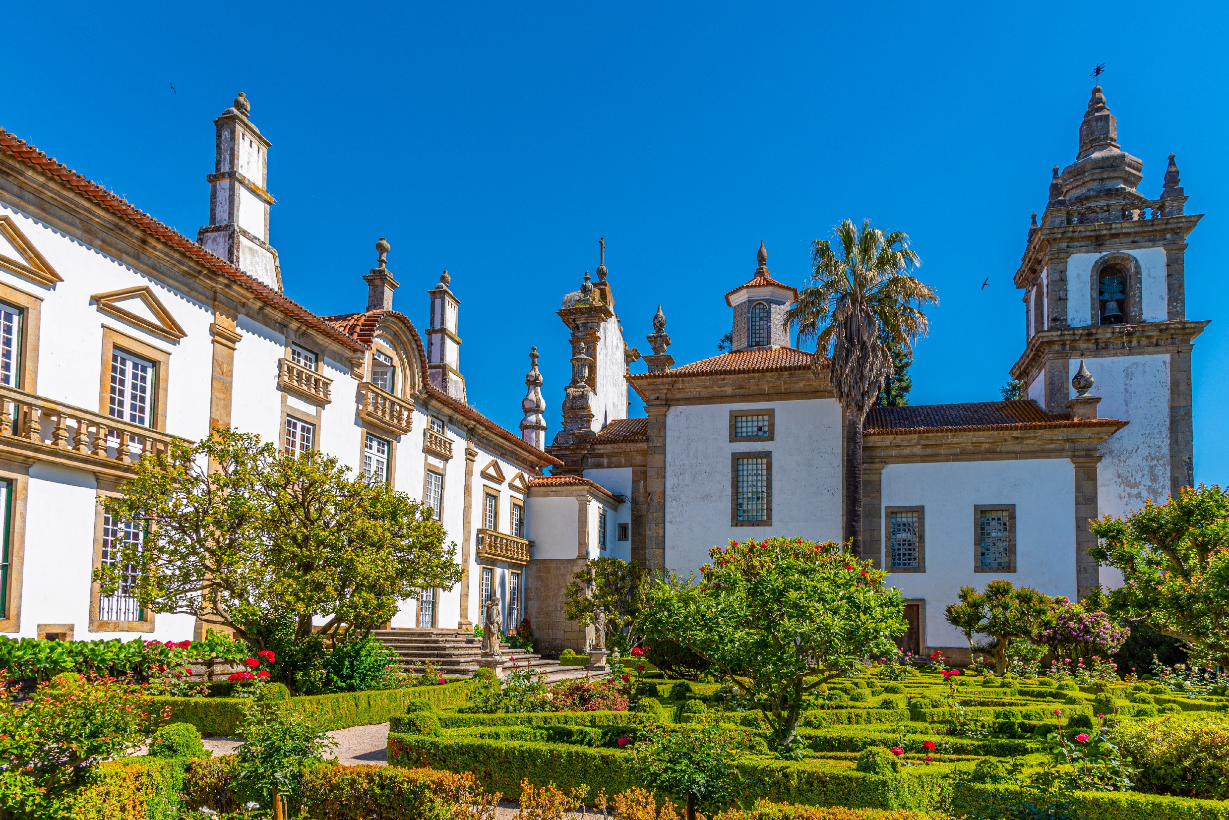 Elegant barokpalads Mateus med symmetriske haver og historisk arkitektur i Portugal