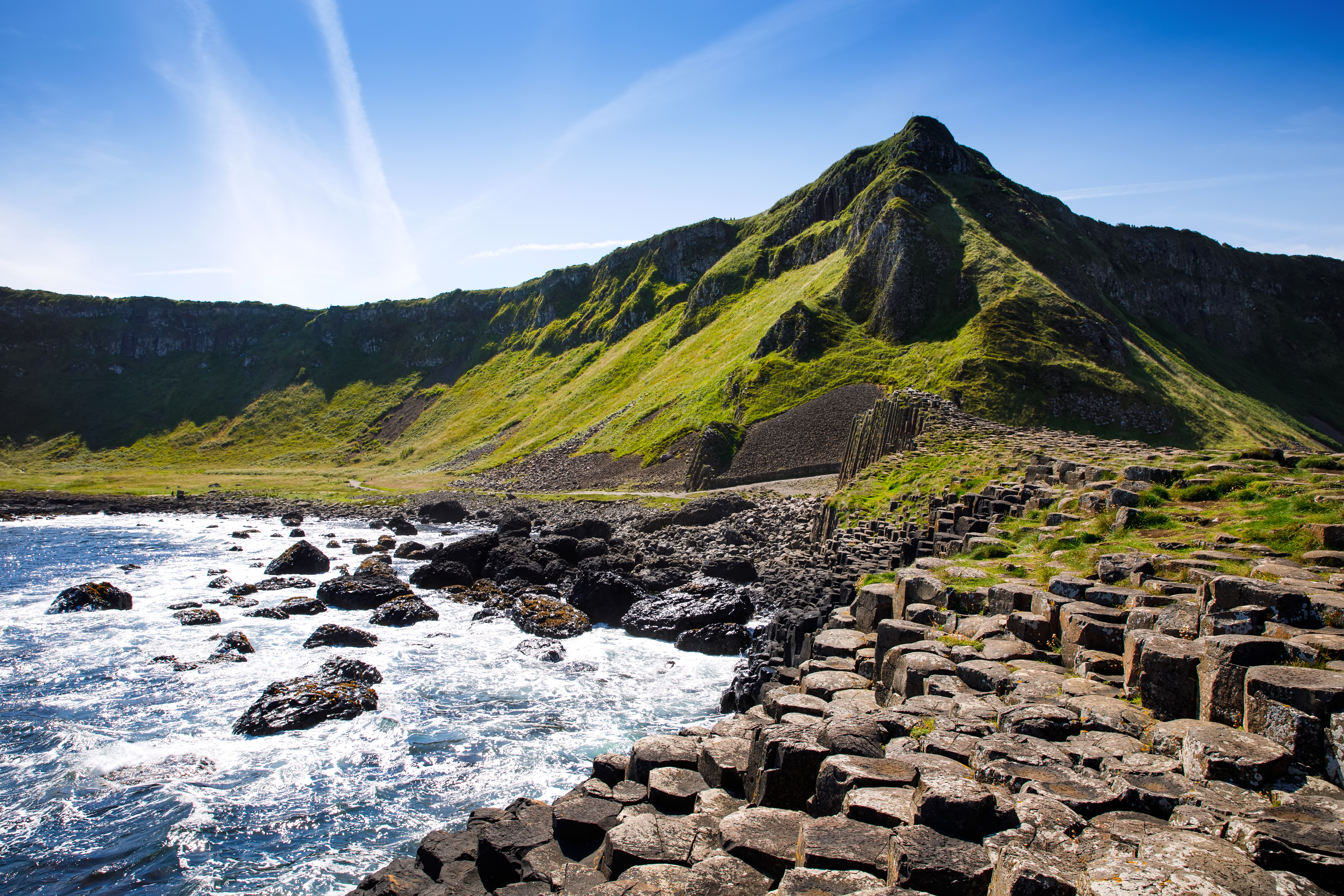Imponerende vulkansk landskab ved Giant's Causeway med unikke sekskantede stenformationer langs den smukke atlanterhavskyst i County Antrim, Nordirland