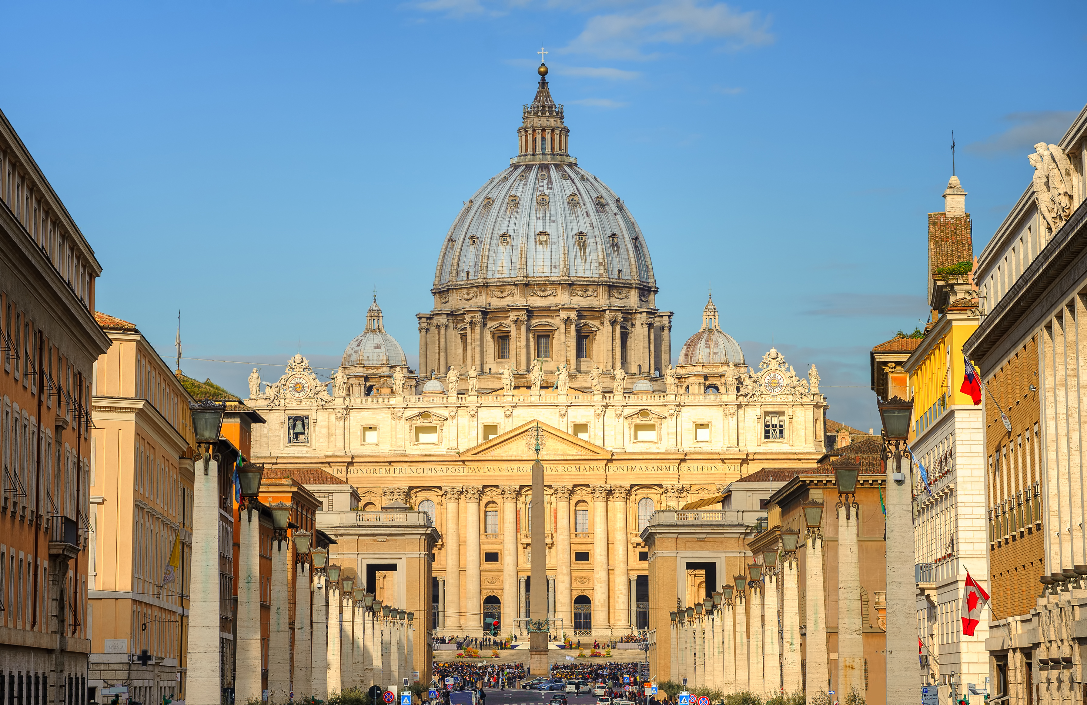 Den berømte Peterskirke med karakteristisk kuppel og historisk facade i Vatikanstaten, Rom, Italien under en skyfri himmel