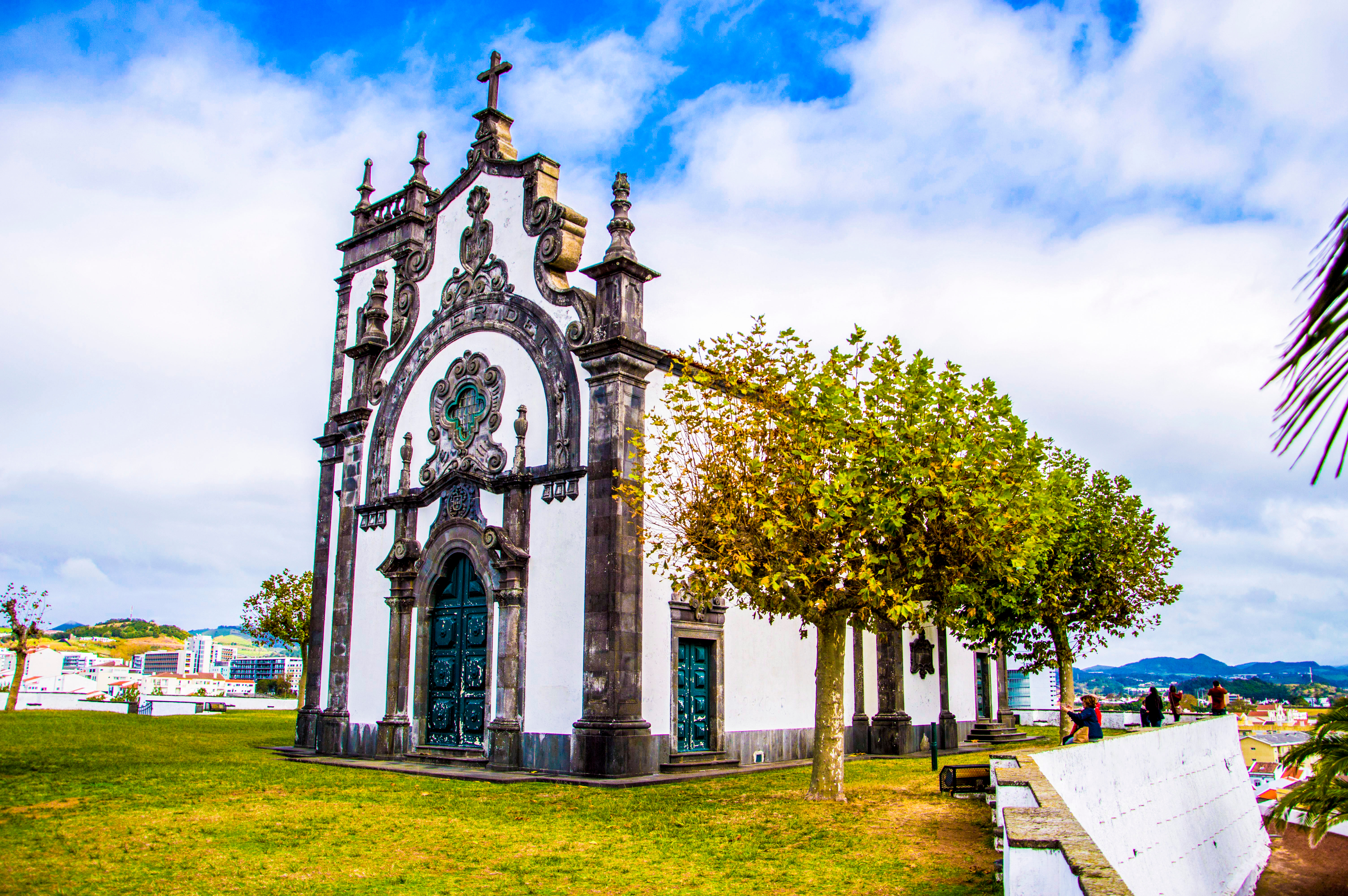 Majestætisk basilika i Ponta Delgada bycentrum på São Miguel, en perfekt seværdighed på din Azorerne-ferie